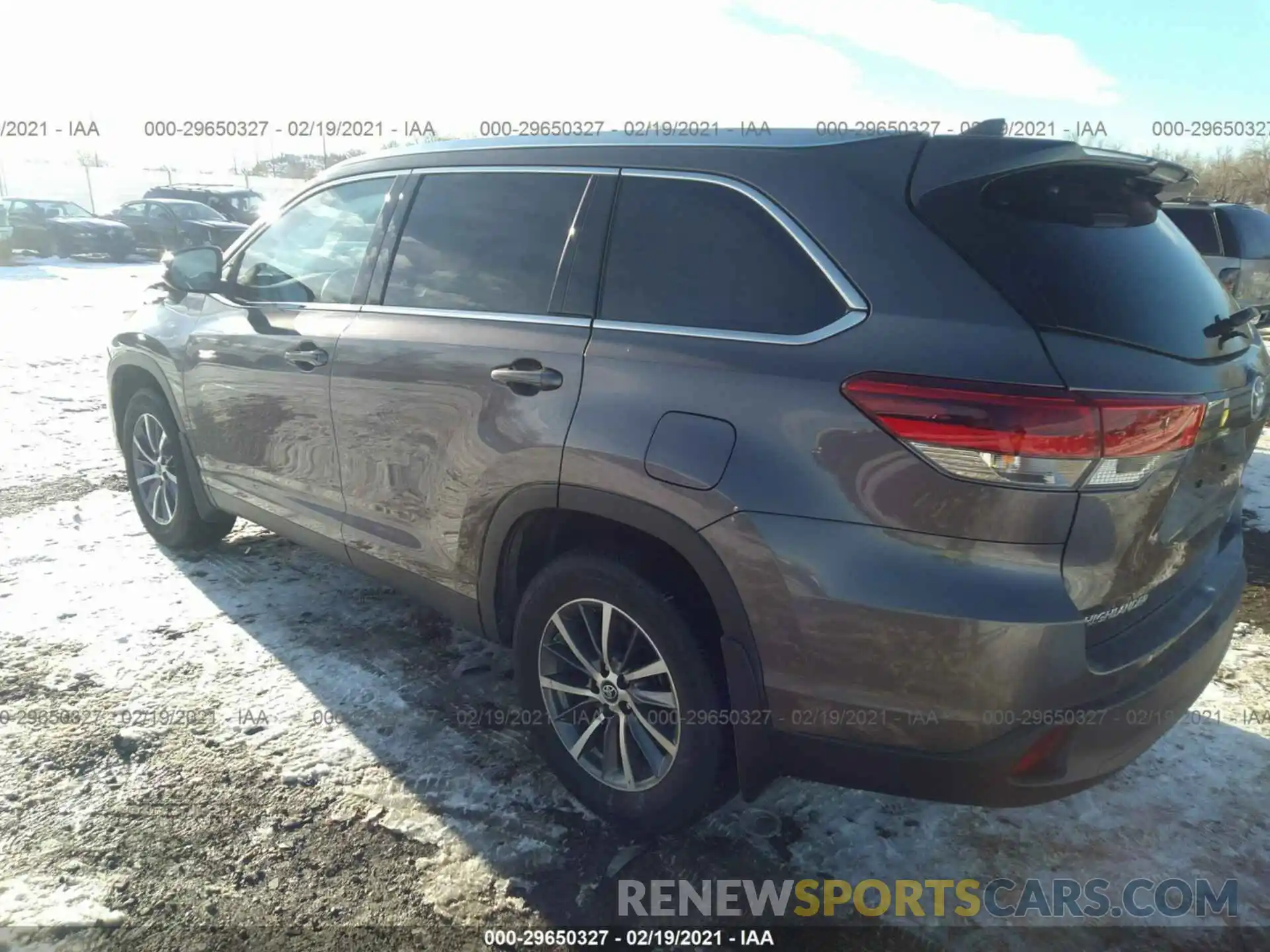 3 Photograph of a damaged car 5TDJZRFH3KS949991 TOYOTA HIGHLANDER 2019