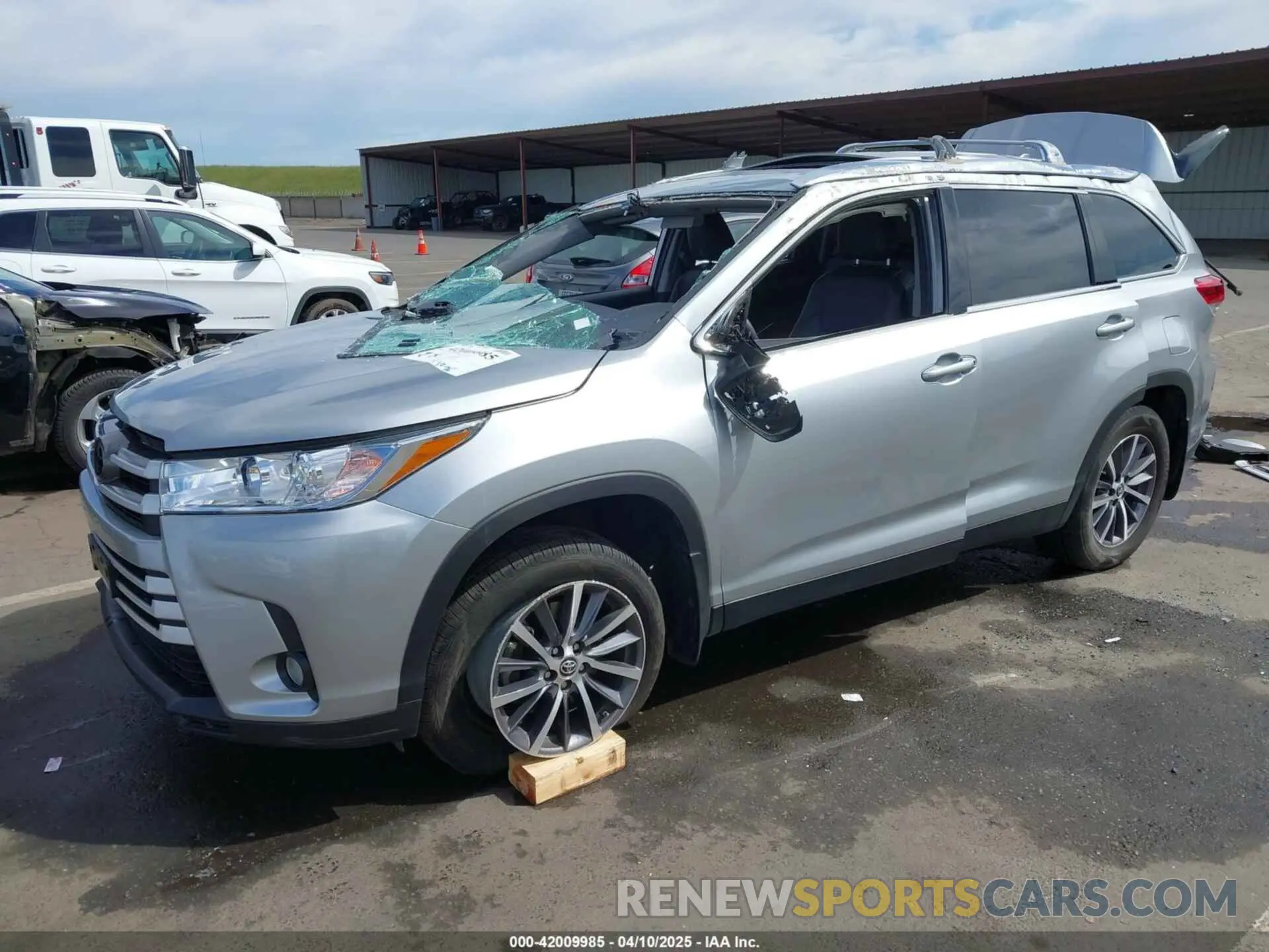 2 Photograph of a damaged car 5TDJZRFH3KS951790 TOYOTA HIGHLANDER 2019