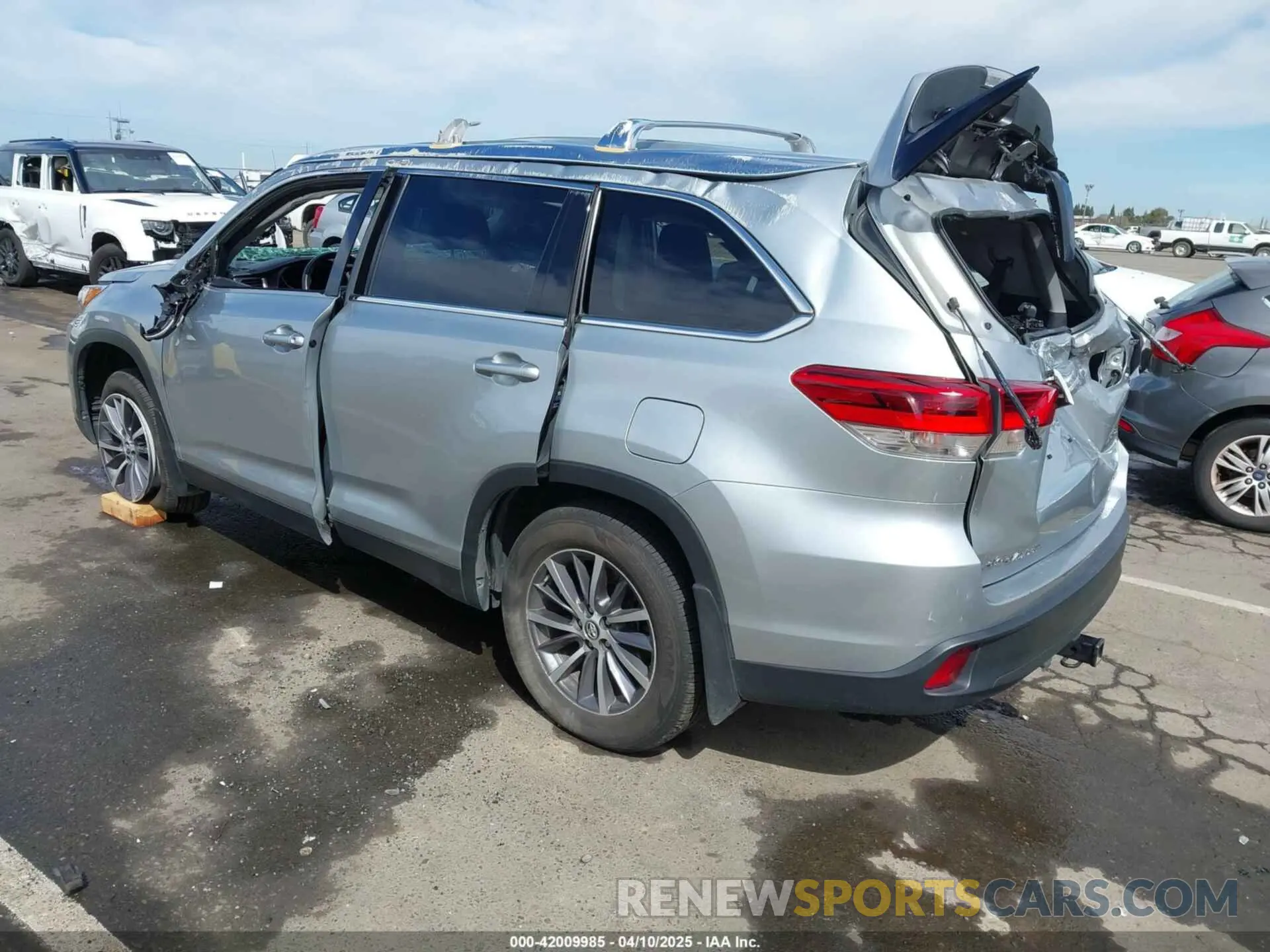 3 Photograph of a damaged car 5TDJZRFH3KS951790 TOYOTA HIGHLANDER 2019