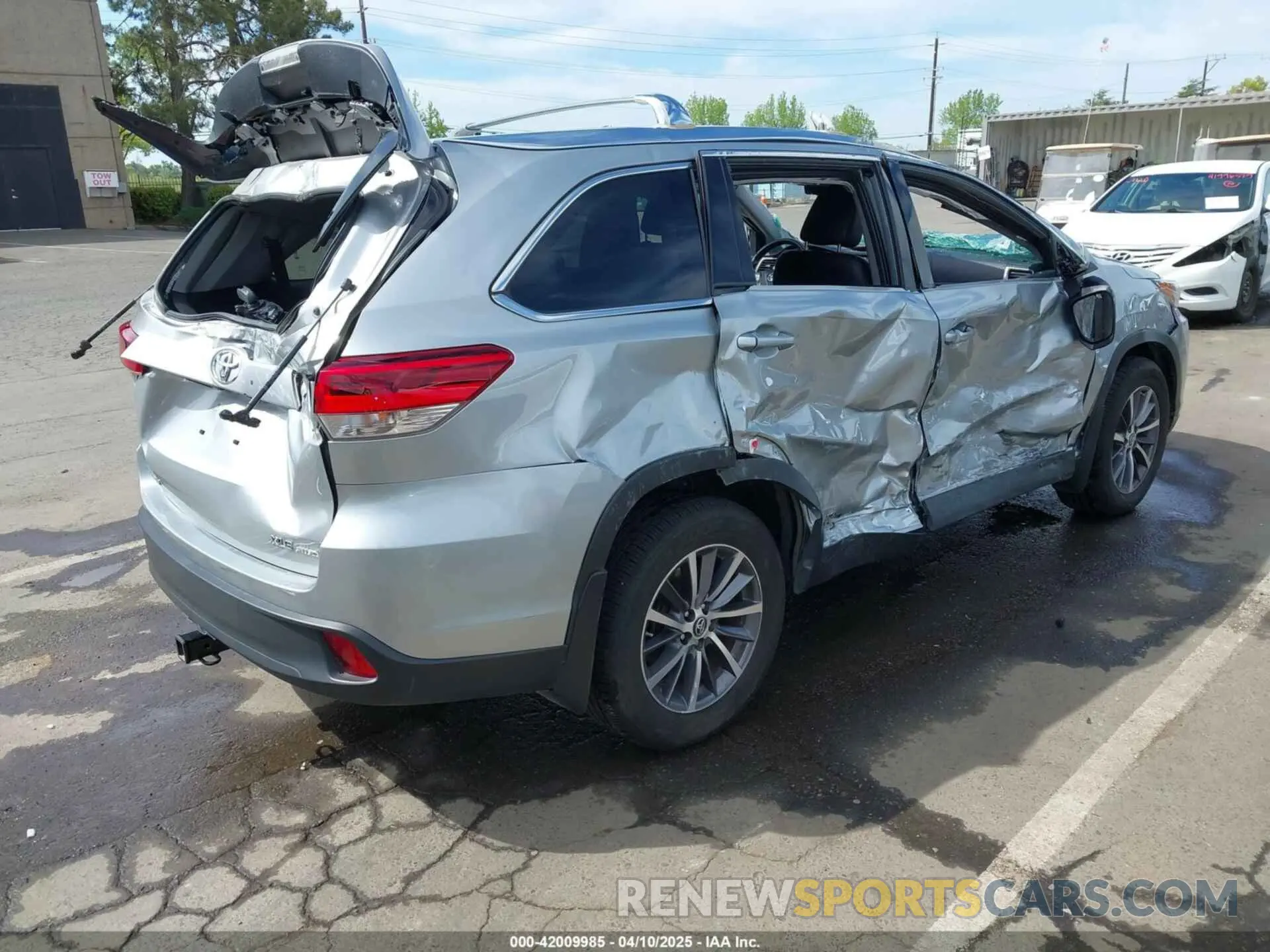 4 Photograph of a damaged car 5TDJZRFH3KS951790 TOYOTA HIGHLANDER 2019
