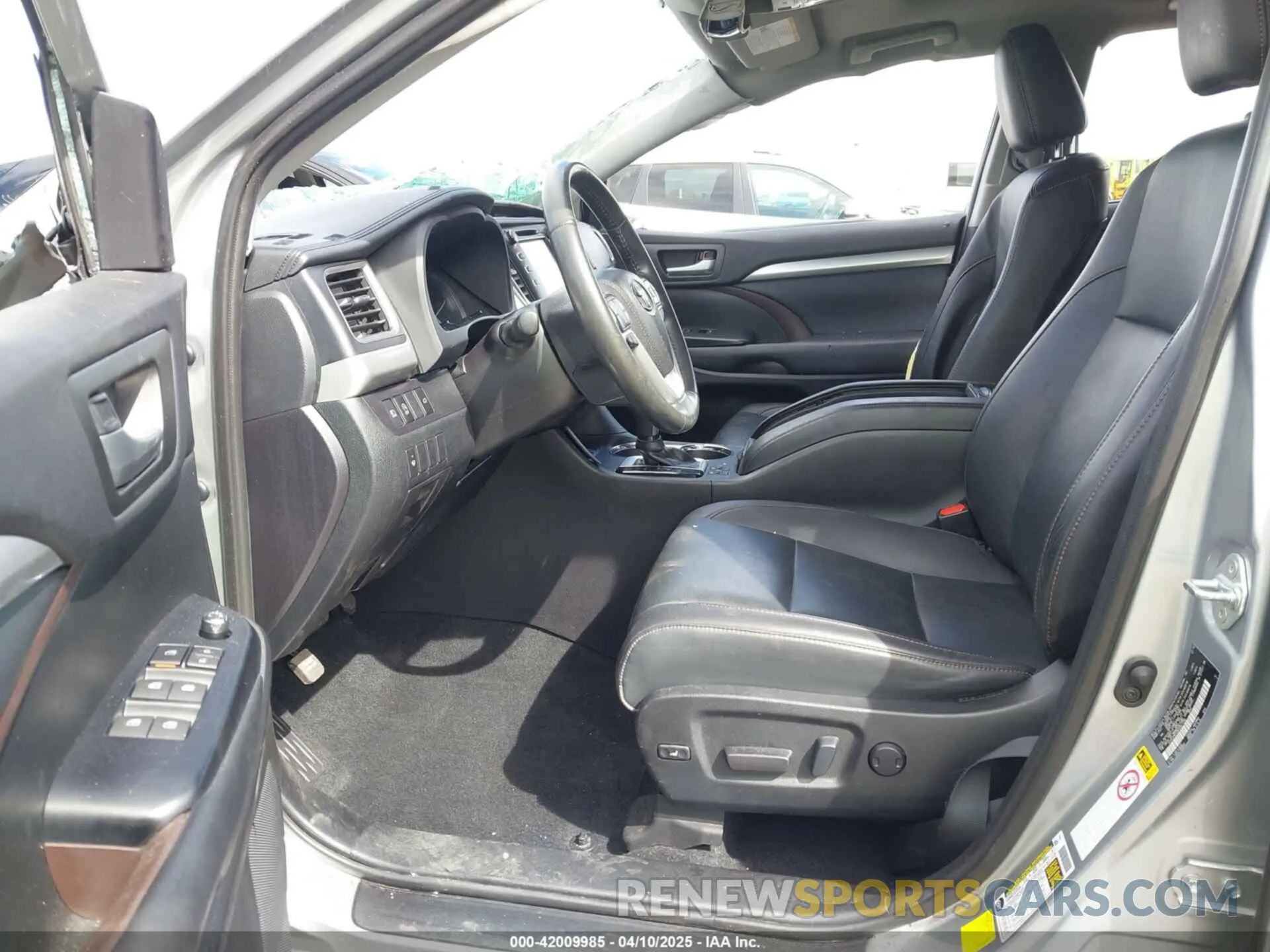 5 Photograph of a damaged car 5TDJZRFH3KS951790 TOYOTA HIGHLANDER 2019