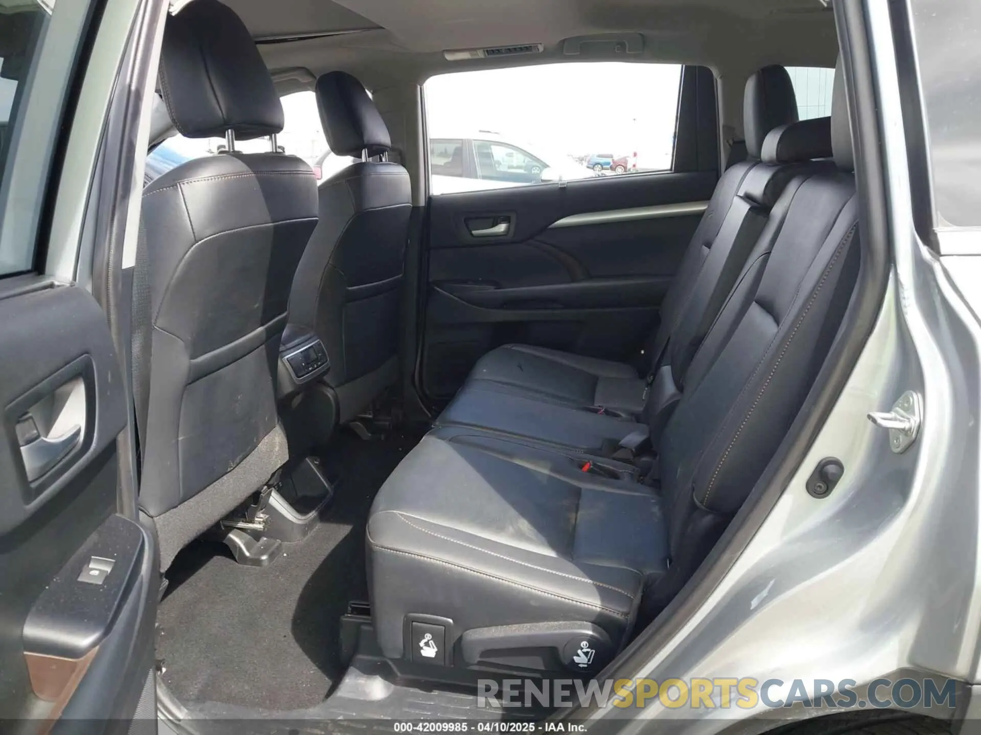 8 Photograph of a damaged car 5TDJZRFH3KS951790 TOYOTA HIGHLANDER 2019