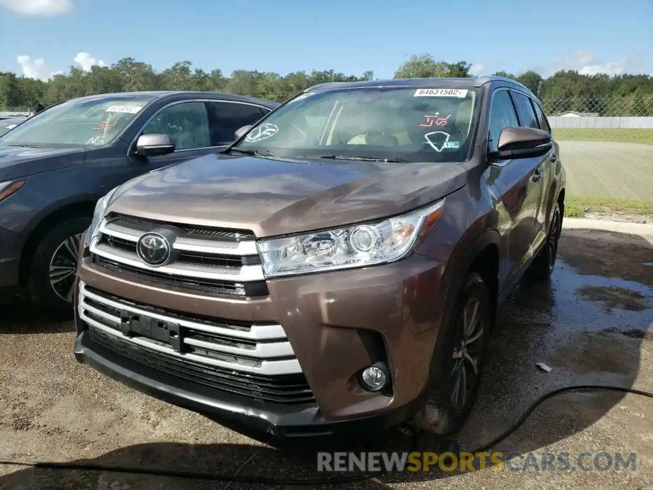 2 Photograph of a damaged car 5TDJZRFH3KS952308 TOYOTA HIGHLANDER 2019