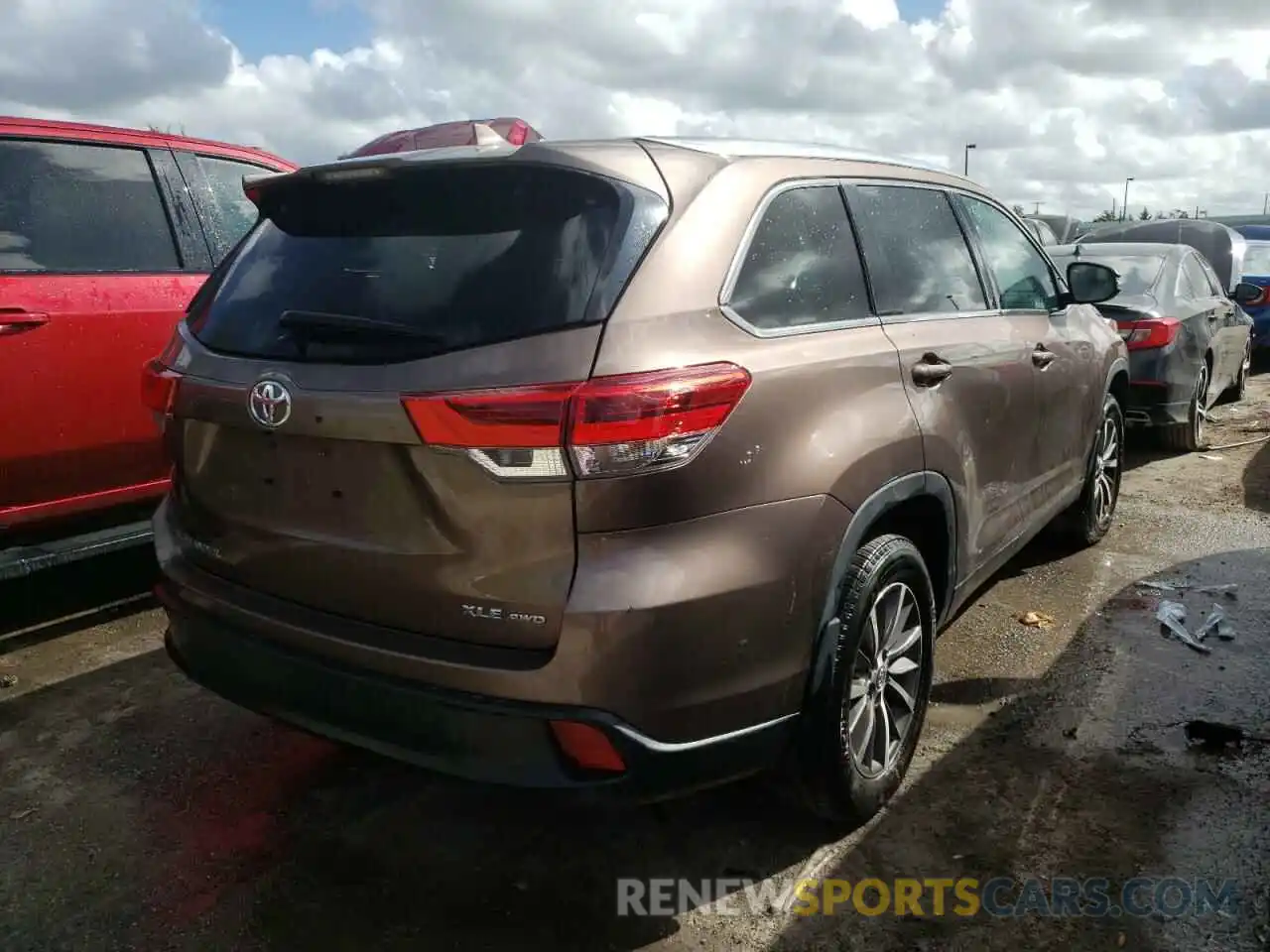 4 Photograph of a damaged car 5TDJZRFH3KS952308 TOYOTA HIGHLANDER 2019