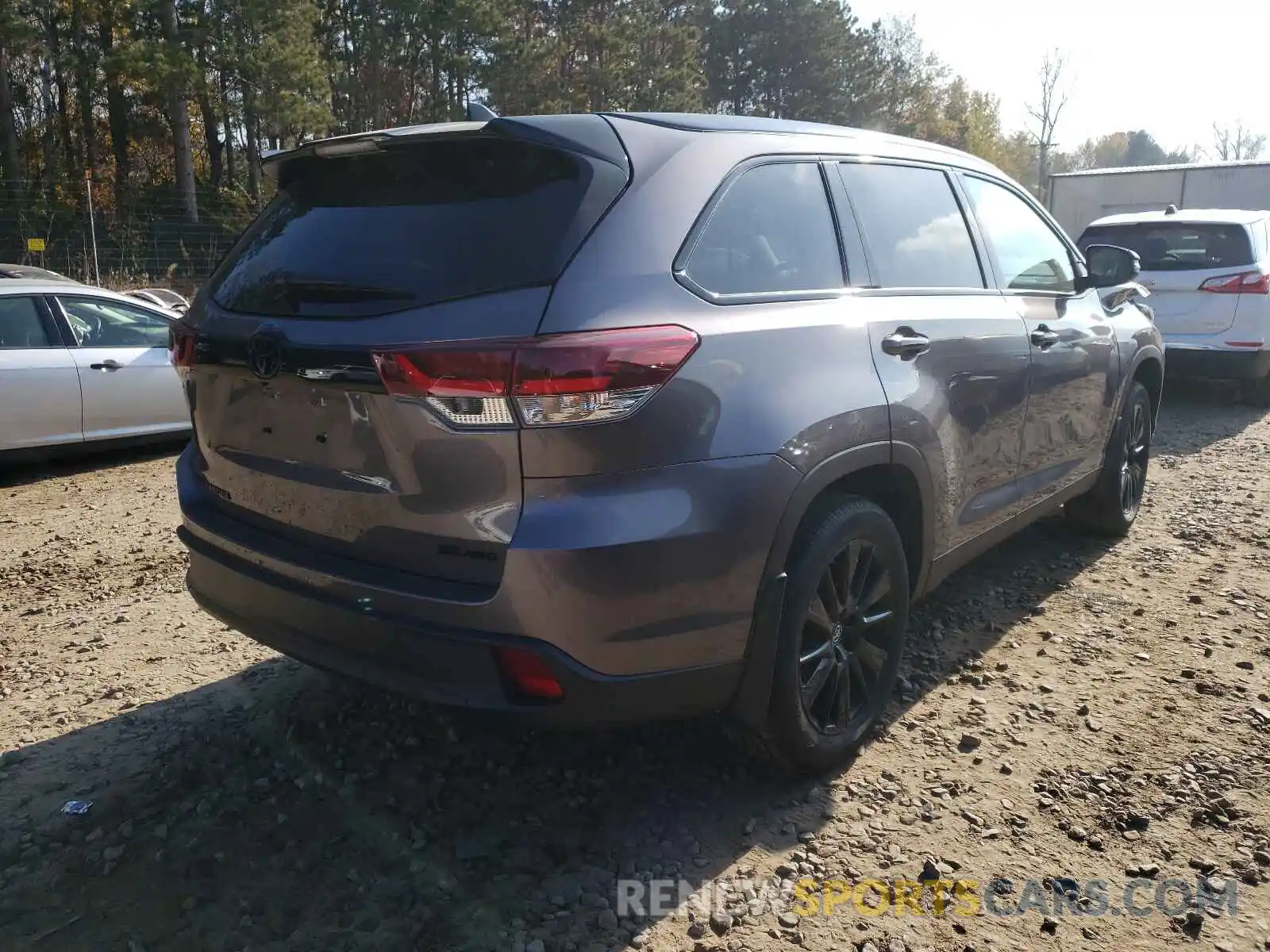 4 Photograph of a damaged car 5TDJZRFH3KS967651 TOYOTA HIGHLANDER 2019