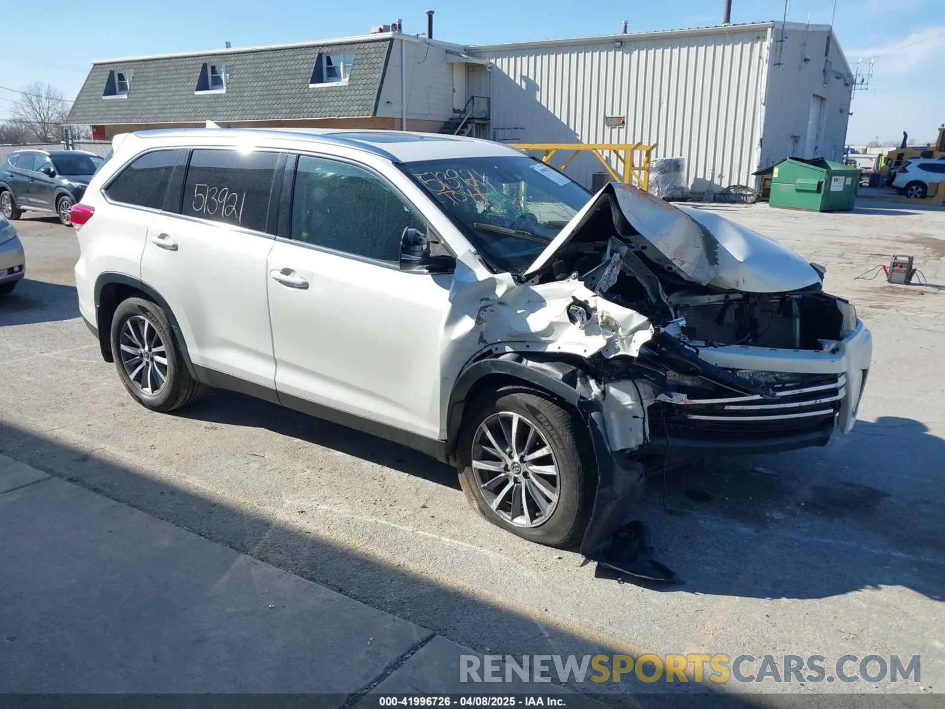 1 Photograph of a damaged car 5TDJZRFH4KS568084 TOYOTA HIGHLANDER 2019