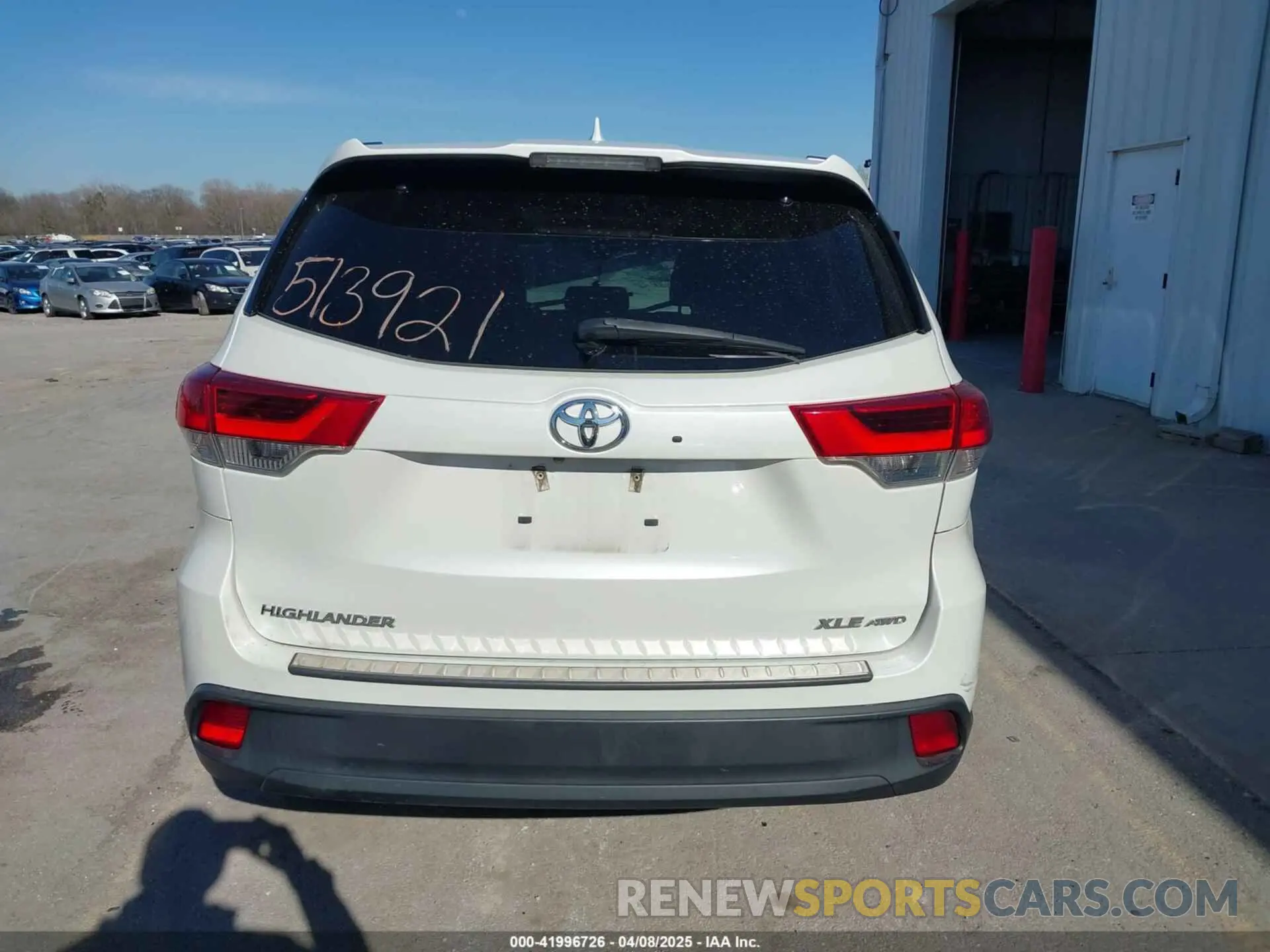 17 Photograph of a damaged car 5TDJZRFH4KS568084 TOYOTA HIGHLANDER 2019