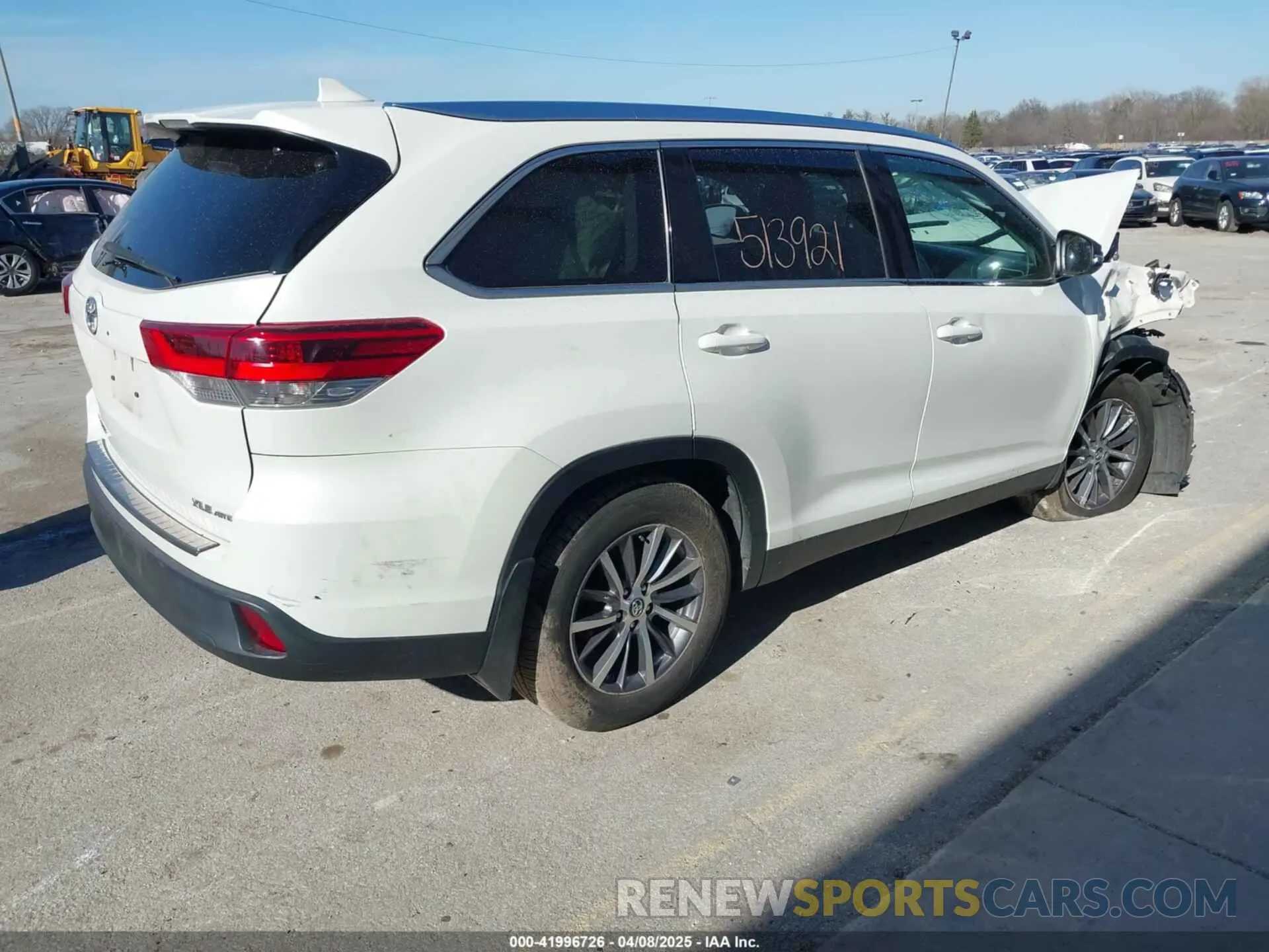 4 Photograph of a damaged car 5TDJZRFH4KS568084 TOYOTA HIGHLANDER 2019