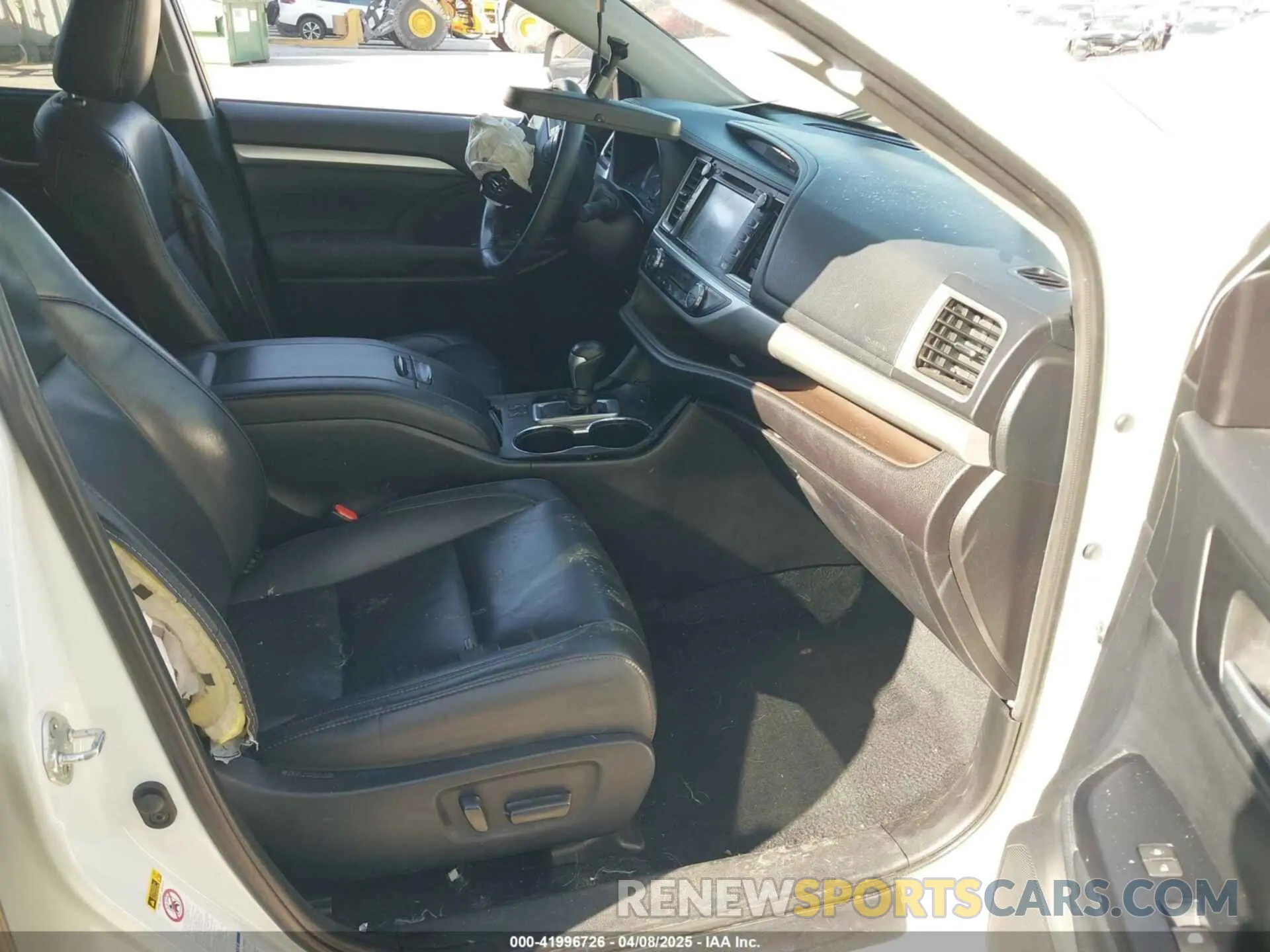 5 Photograph of a damaged car 5TDJZRFH4KS568084 TOYOTA HIGHLANDER 2019