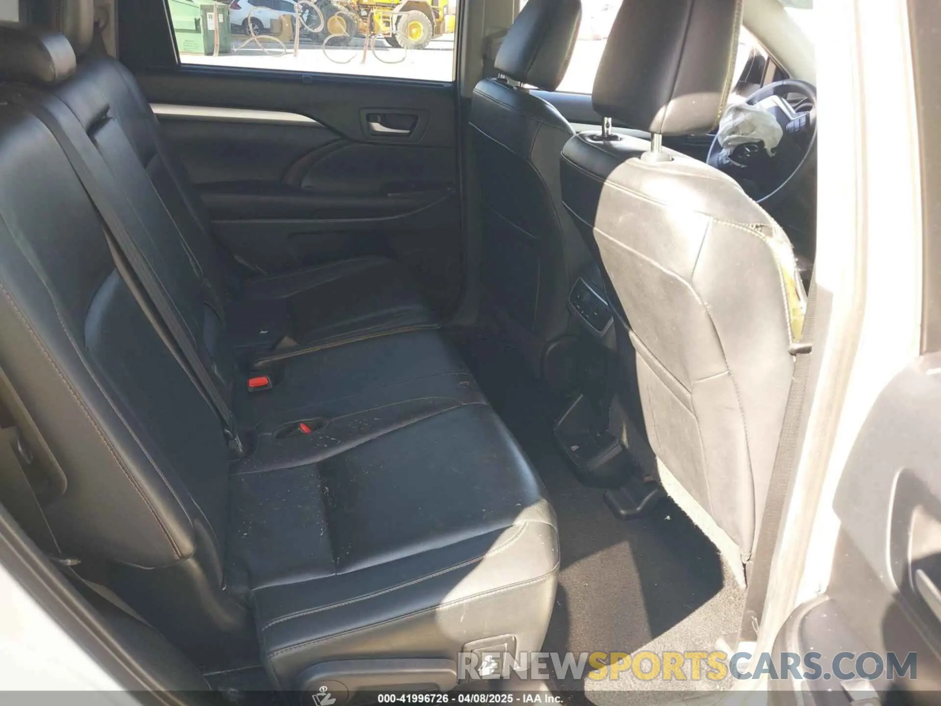 8 Photograph of a damaged car 5TDJZRFH4KS568084 TOYOTA HIGHLANDER 2019