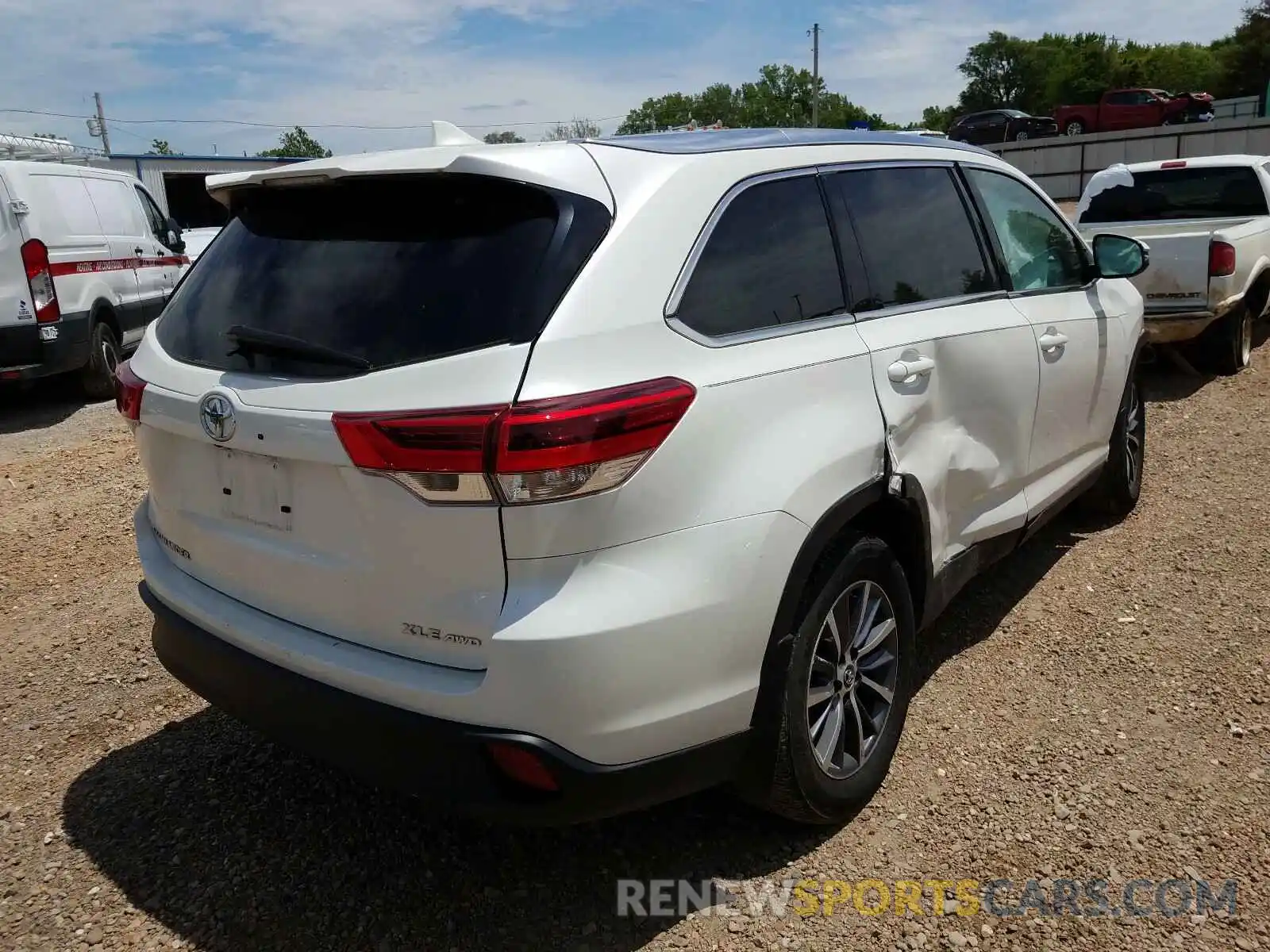 4 Photograph of a damaged car 5TDJZRFH4KS568263 TOYOTA HIGHLANDER 2019