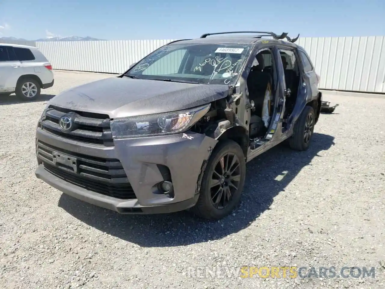 2 Photograph of a damaged car 5TDJZRFH4KS570403 TOYOTA HIGHLANDER 2019