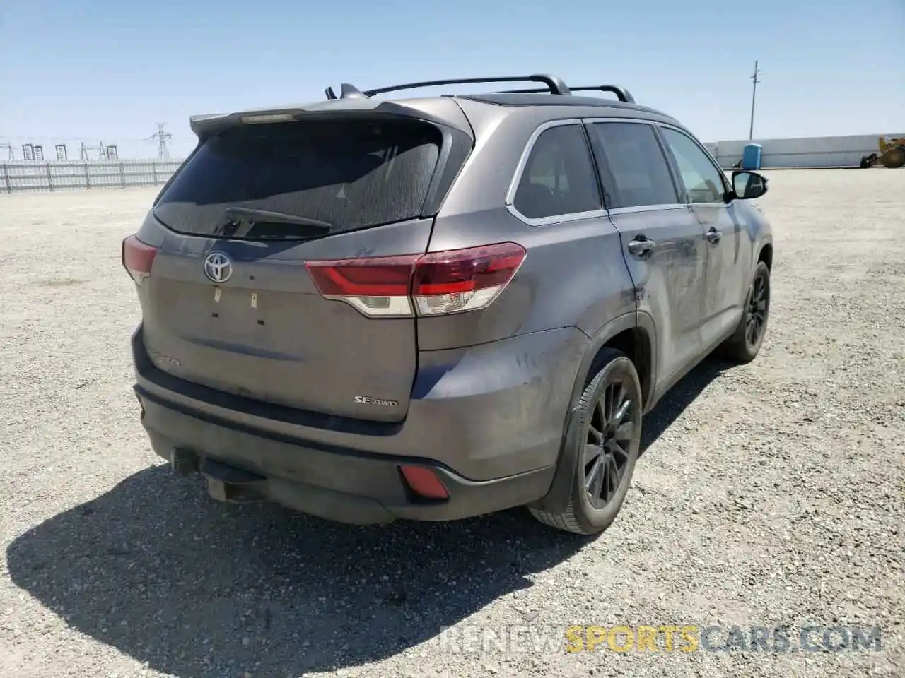 4 Photograph of a damaged car 5TDJZRFH4KS570403 TOYOTA HIGHLANDER 2019