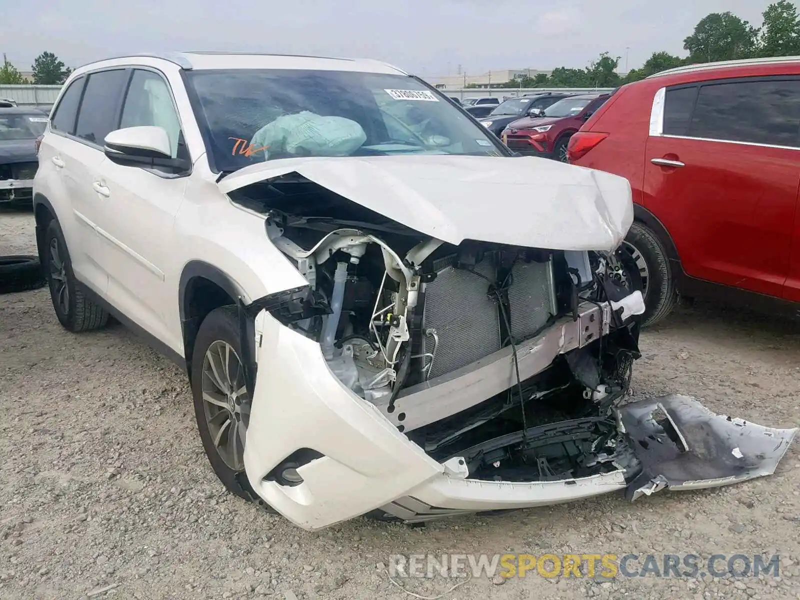 1 Photograph of a damaged car 5TDJZRFH4KS571129 TOYOTA HIGHLANDER 2019