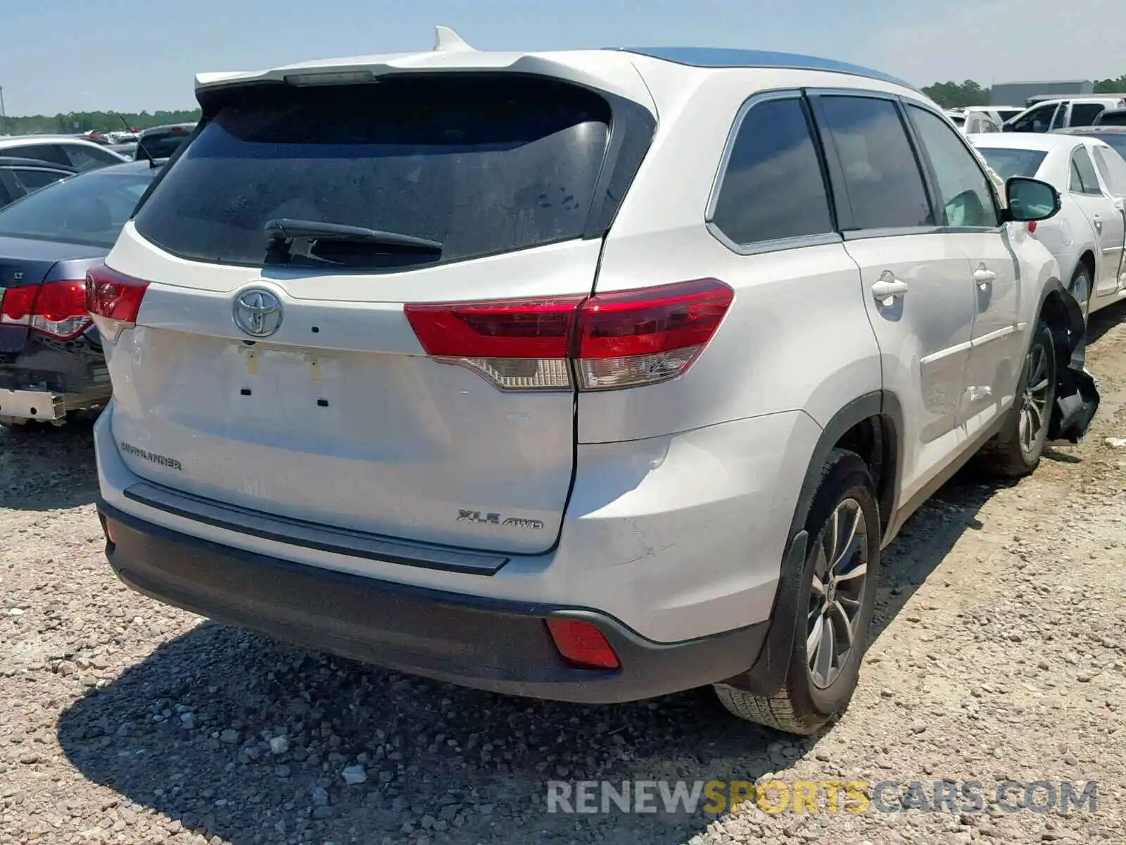 4 Photograph of a damaged car 5TDJZRFH4KS571129 TOYOTA HIGHLANDER 2019