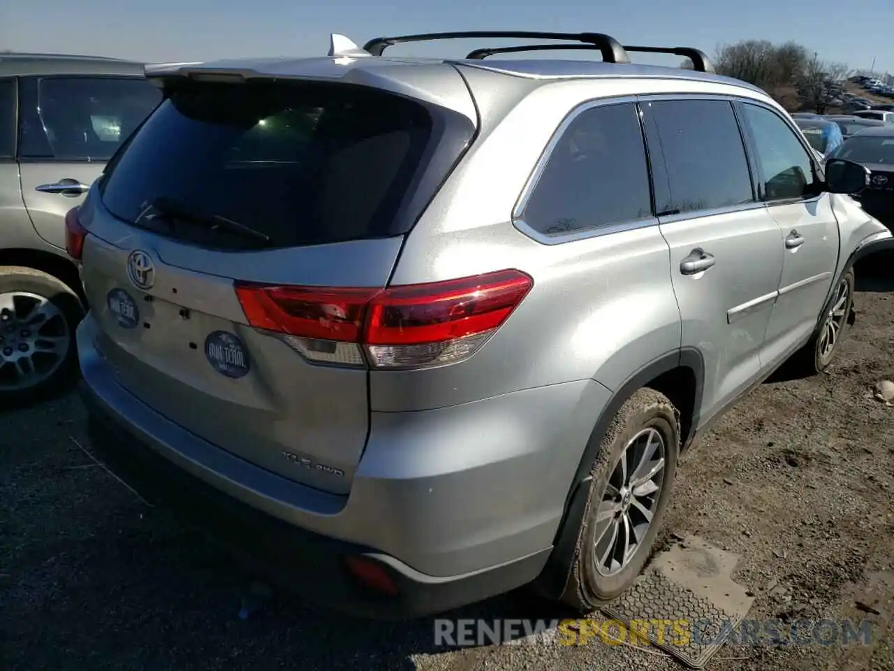 4 Photograph of a damaged car 5TDJZRFH4KS576072 TOYOTA HIGHLANDER 2019