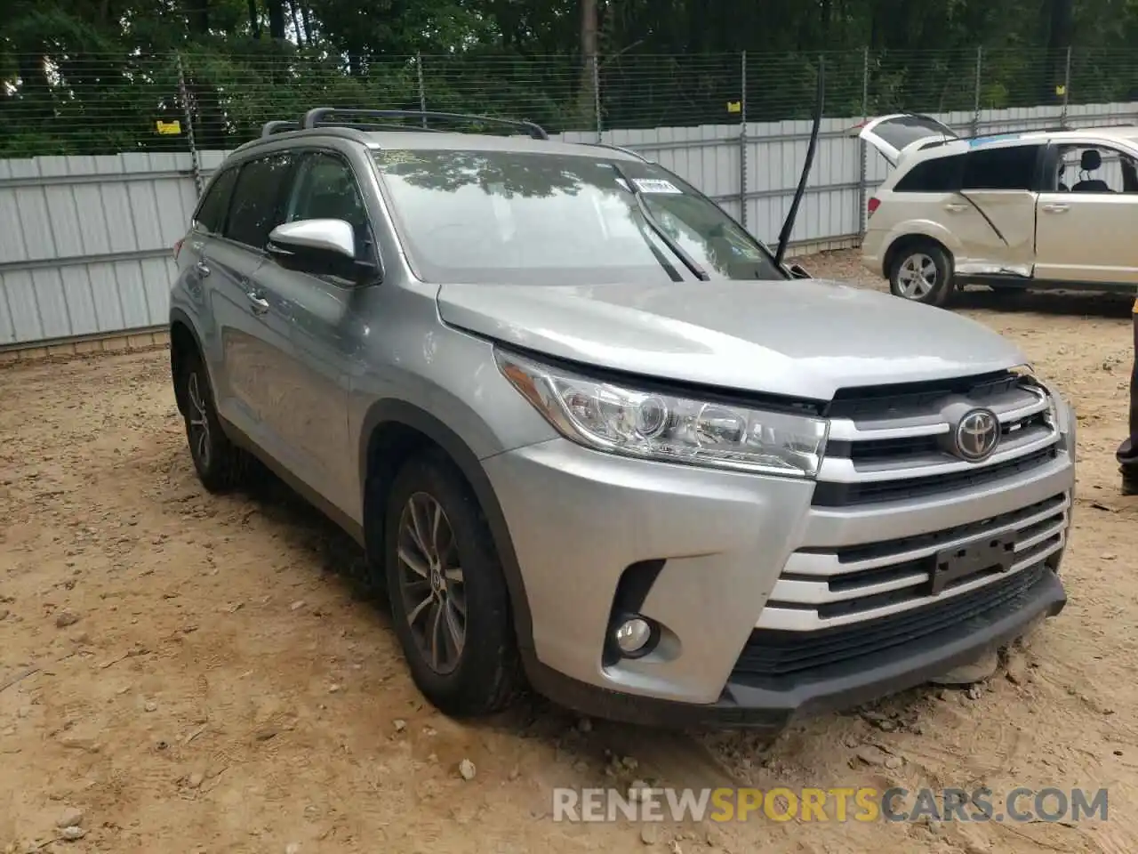 1 Photograph of a damaged car 5TDJZRFH4KS577299 TOYOTA HIGHLANDER 2019