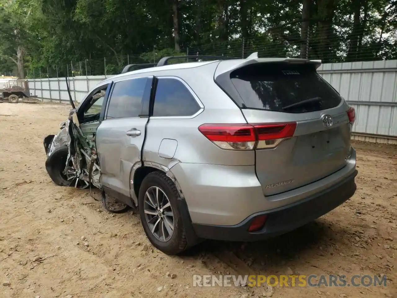 3 Photograph of a damaged car 5TDJZRFH4KS577299 TOYOTA HIGHLANDER 2019