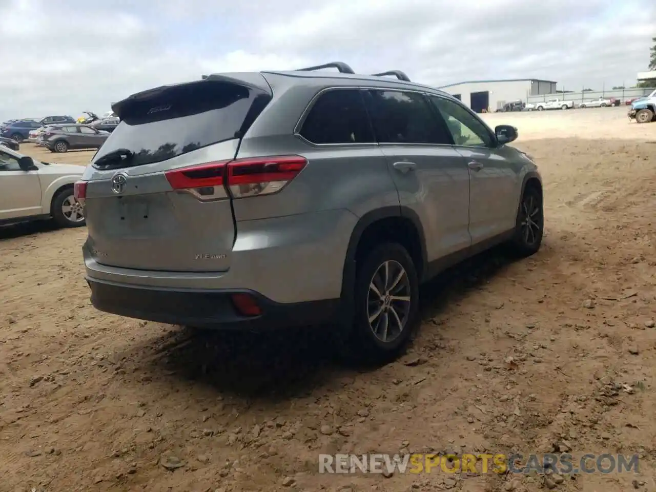 4 Photograph of a damaged car 5TDJZRFH4KS577299 TOYOTA HIGHLANDER 2019