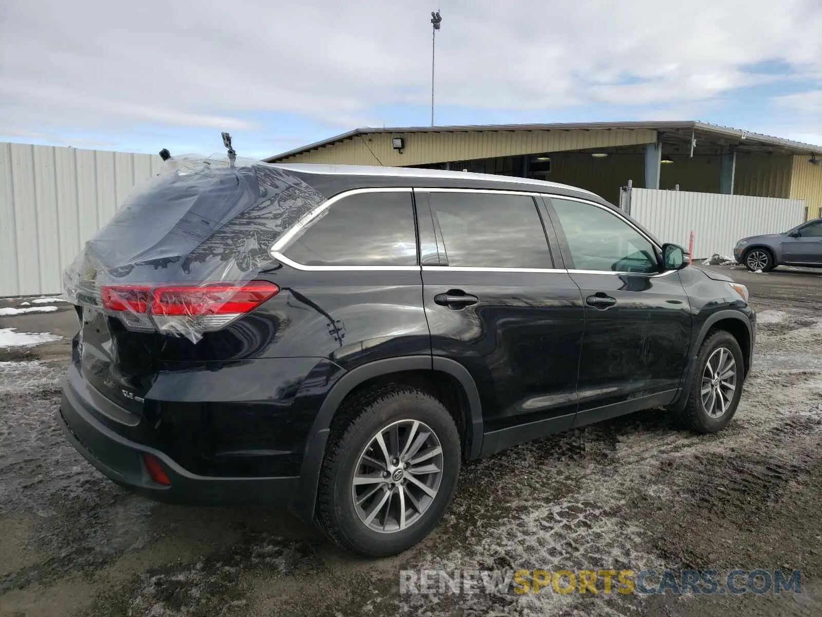 4 Photograph of a damaged car 5TDJZRFH4KS579750 TOYOTA HIGHLANDER 2019