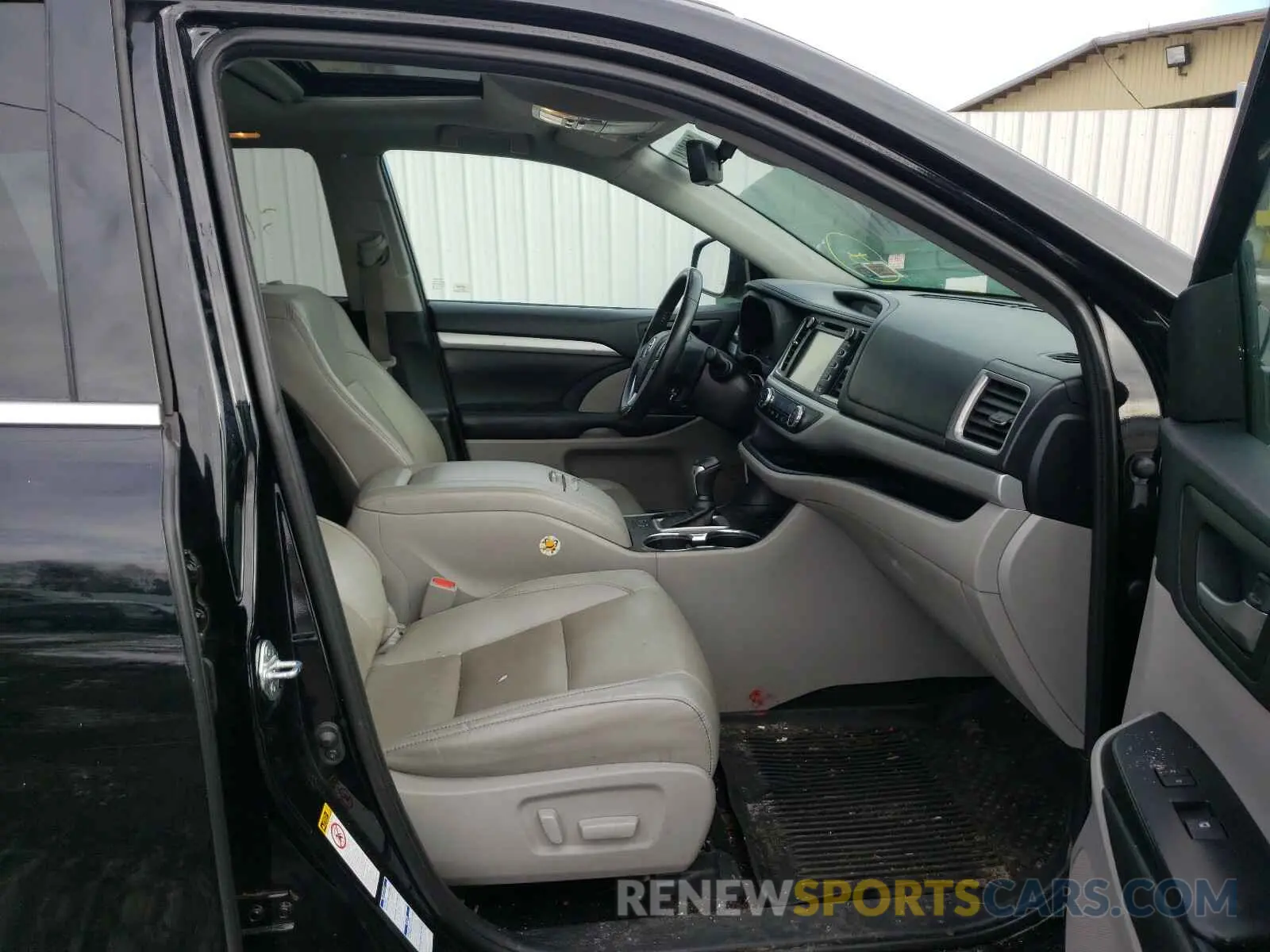 5 Photograph of a damaged car 5TDJZRFH4KS579750 TOYOTA HIGHLANDER 2019