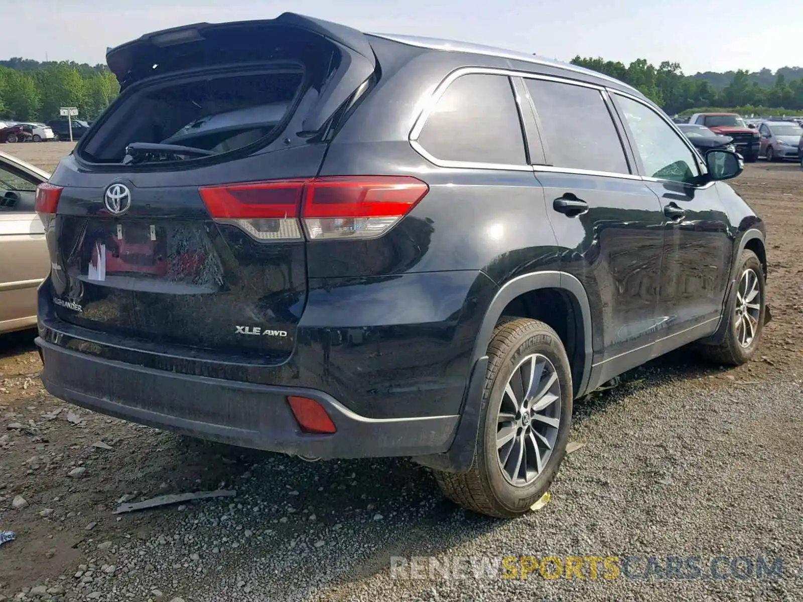 4 Photograph of a damaged car 5TDJZRFH4KS582129 TOYOTA HIGHLANDER 2019