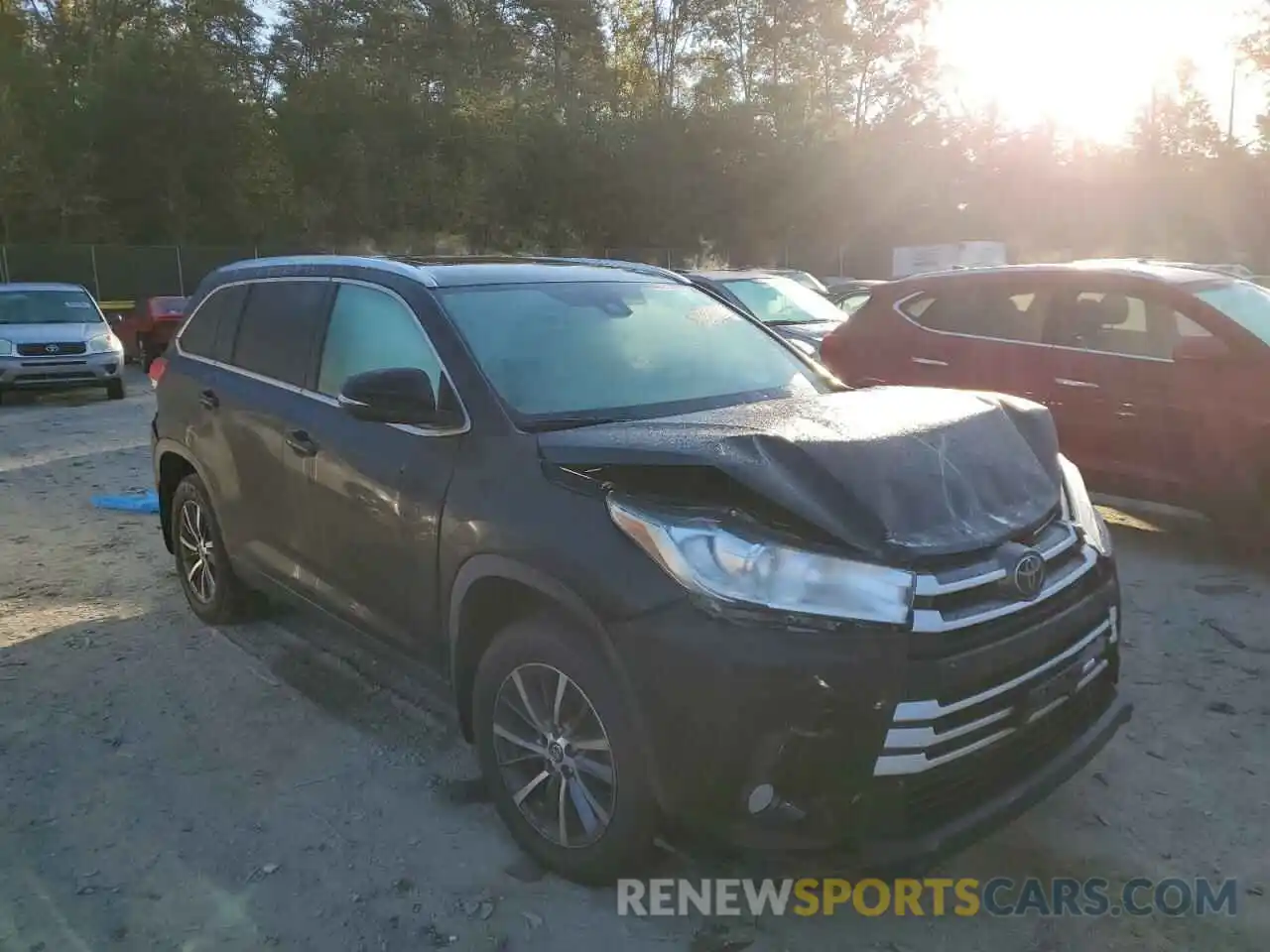 1 Photograph of a damaged car 5TDJZRFH4KS582311 TOYOTA HIGHLANDER 2019