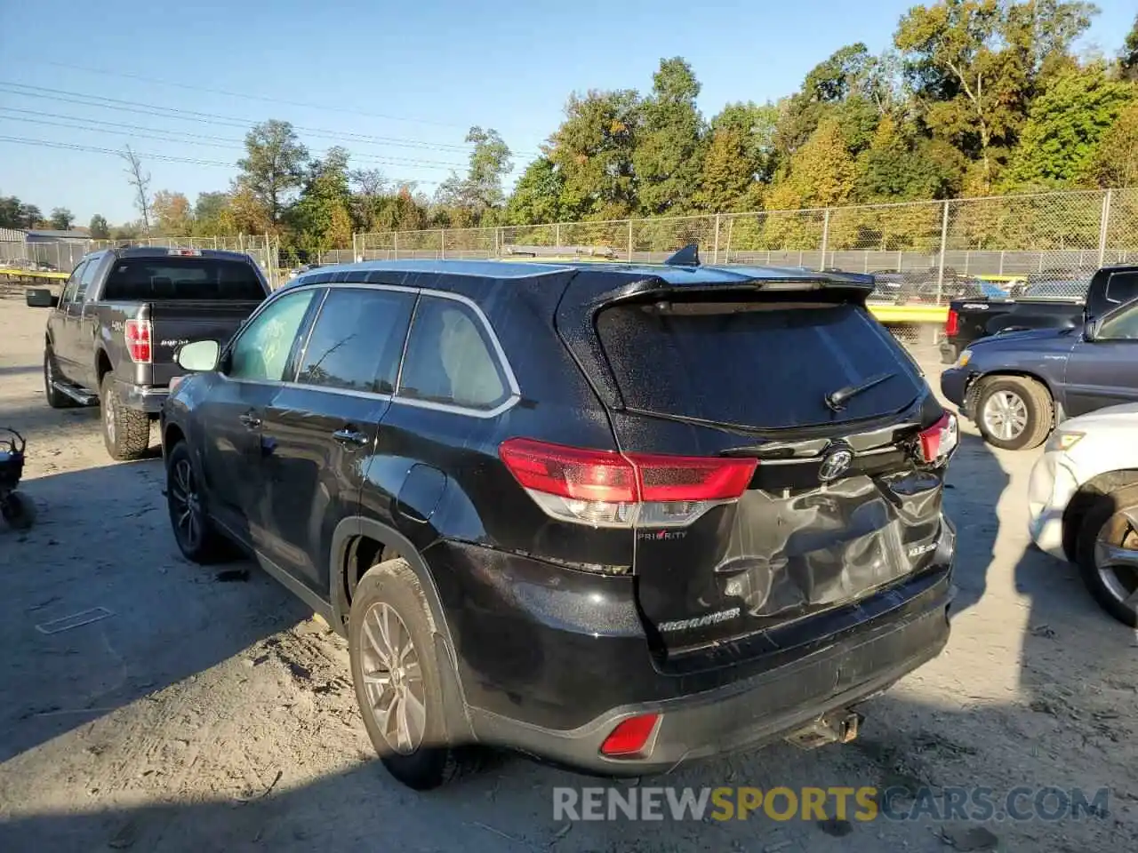 3 Photograph of a damaged car 5TDJZRFH4KS582311 TOYOTA HIGHLANDER 2019