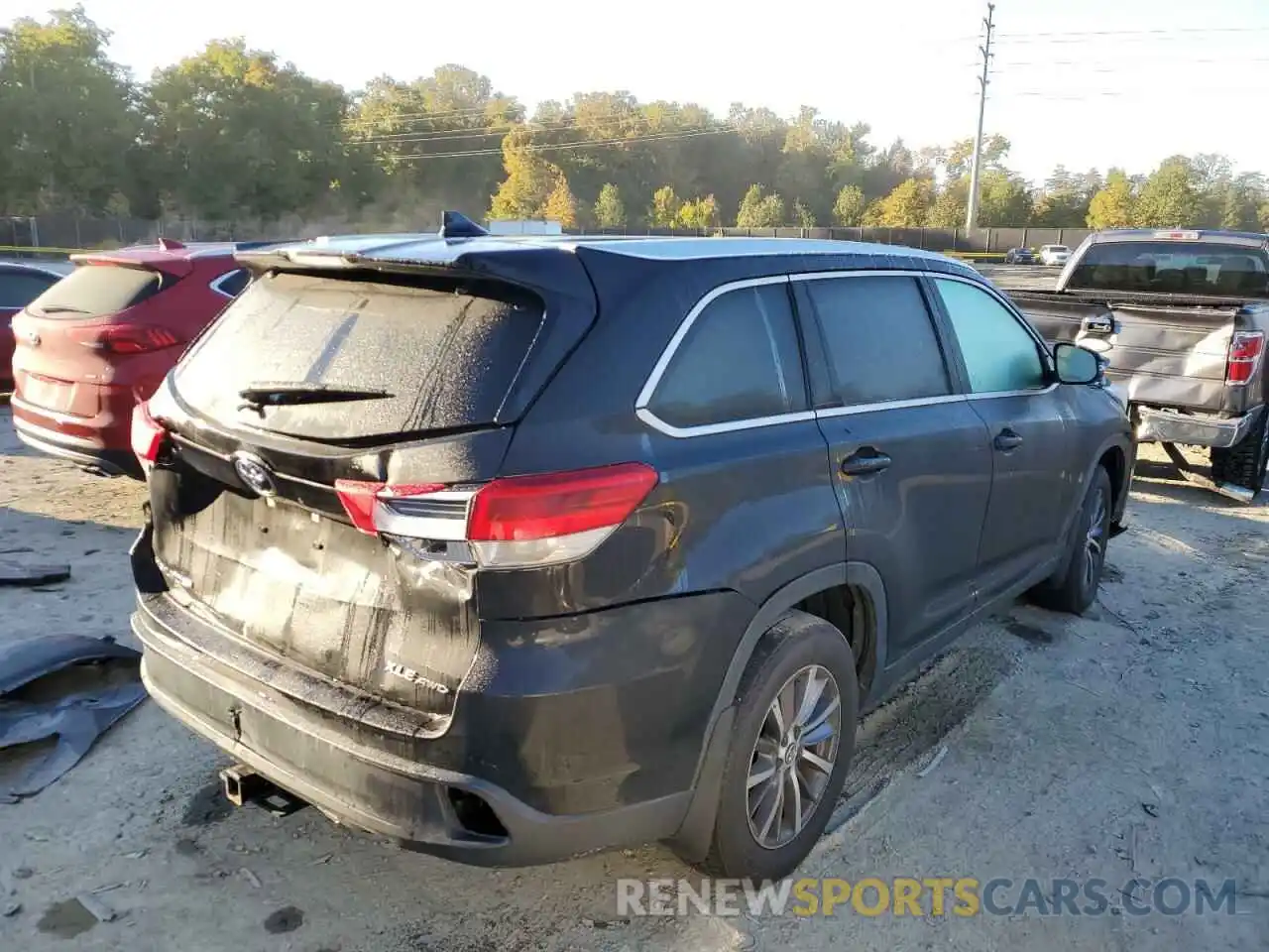 4 Photograph of a damaged car 5TDJZRFH4KS582311 TOYOTA HIGHLANDER 2019