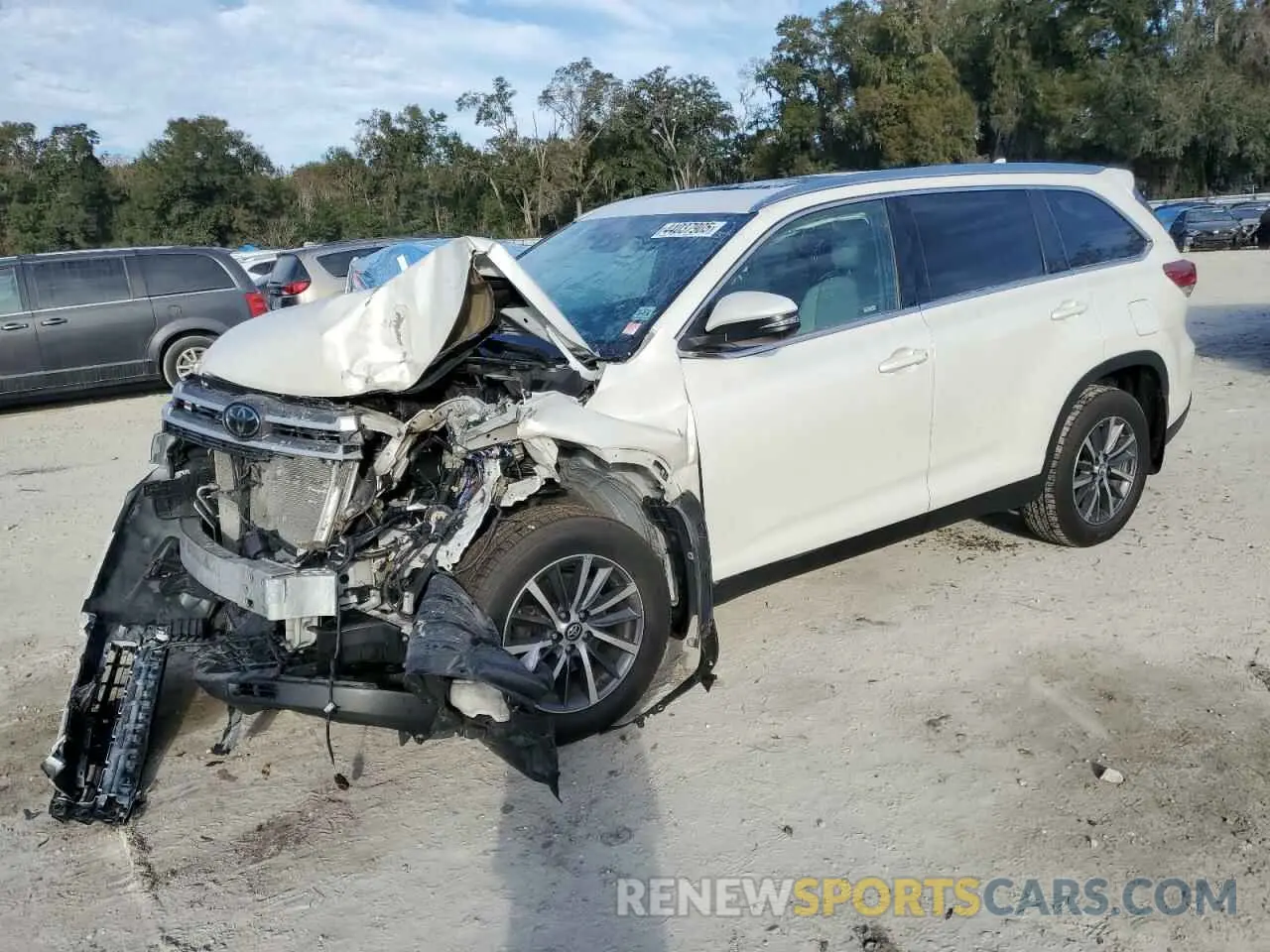 1 Photograph of a damaged car 5TDJZRFH4KS587170 TOYOTA HIGHLANDER 2019