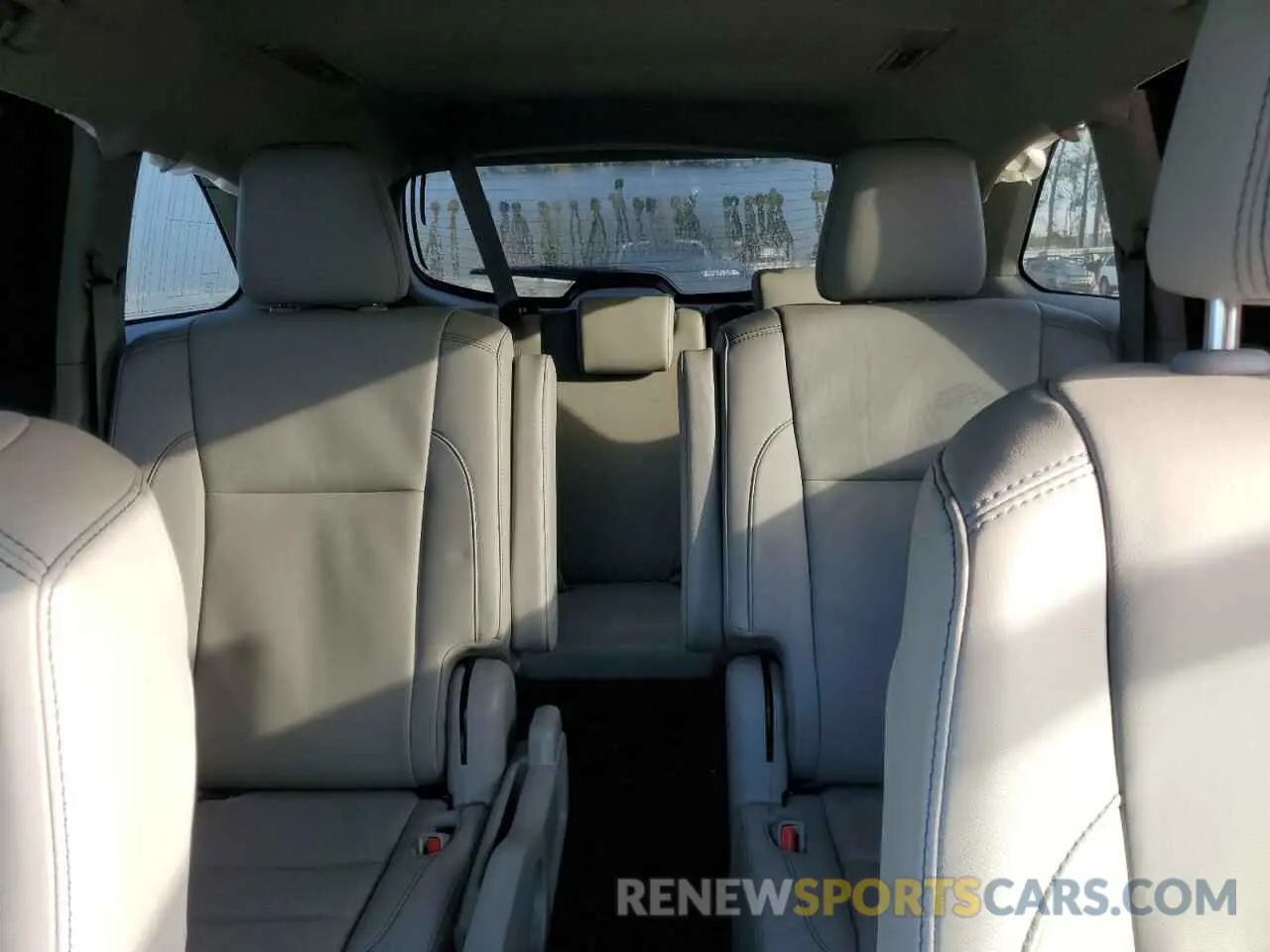 10 Photograph of a damaged car 5TDJZRFH4KS587170 TOYOTA HIGHLANDER 2019