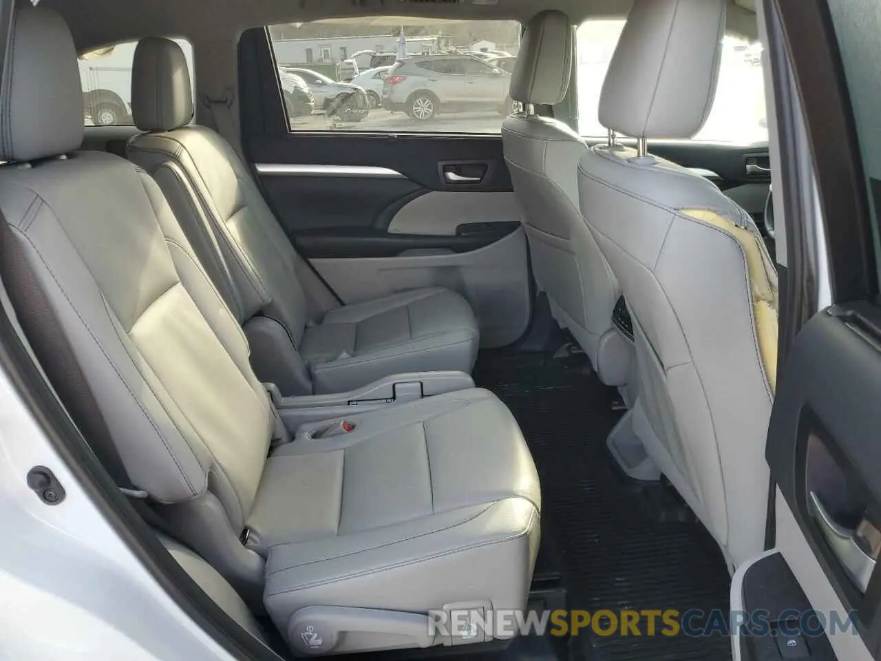 12 Photograph of a damaged car 5TDJZRFH4KS587170 TOYOTA HIGHLANDER 2019