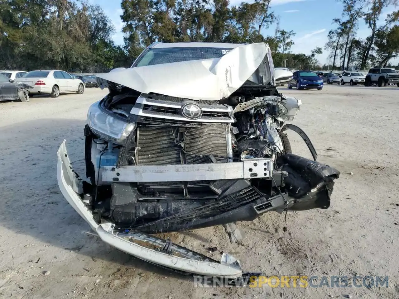 5 Photograph of a damaged car 5TDJZRFH4KS587170 TOYOTA HIGHLANDER 2019