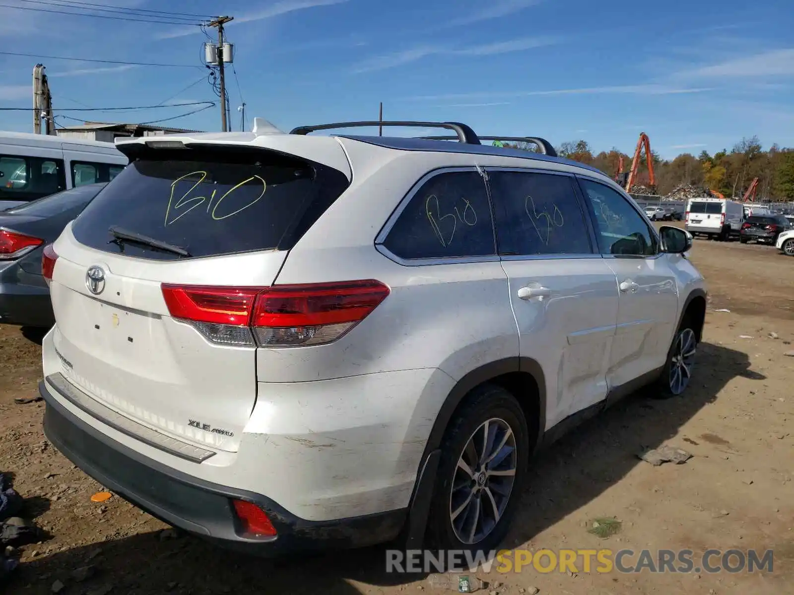 4 Photograph of a damaged car 5TDJZRFH4KS591624 TOYOTA HIGHLANDER 2019