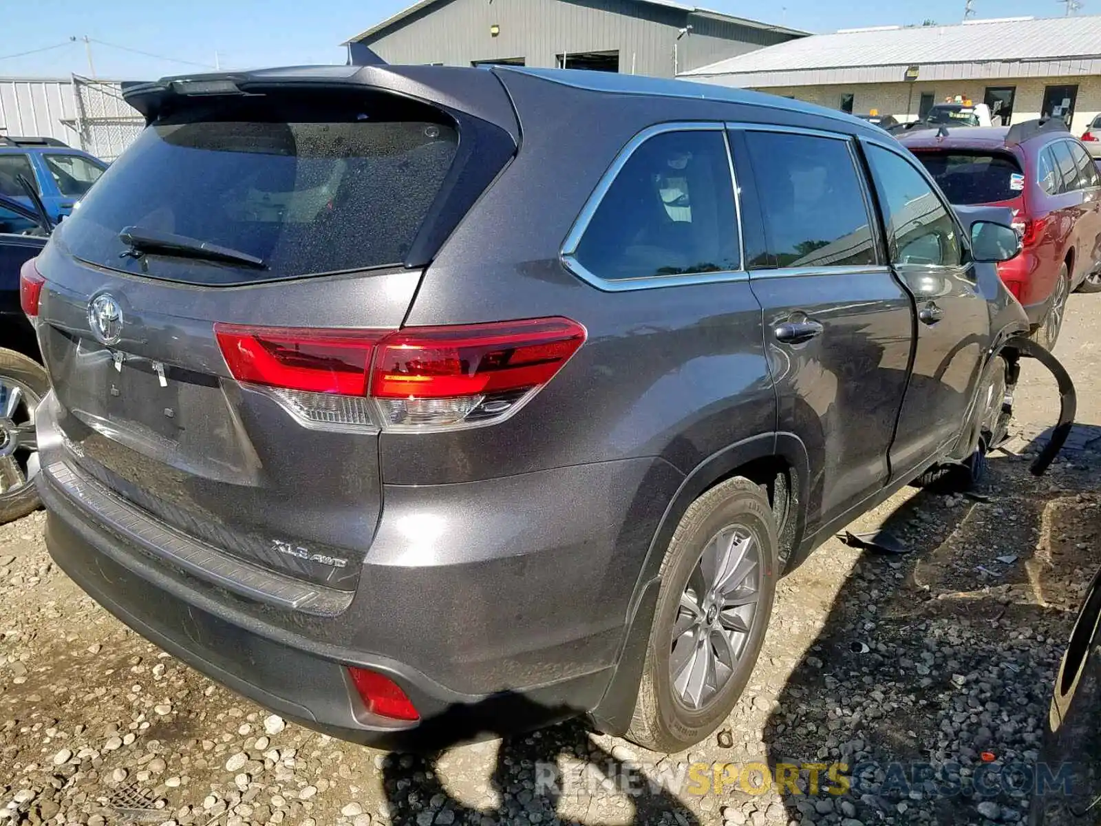 4 Photograph of a damaged car 5TDJZRFH4KS594281 TOYOTA HIGHLANDER 2019