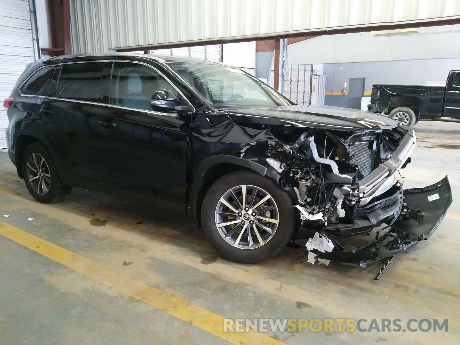 9 Photograph of a damaged car 5TDJZRFH4KS595477 TOYOTA HIGHLANDER 2019