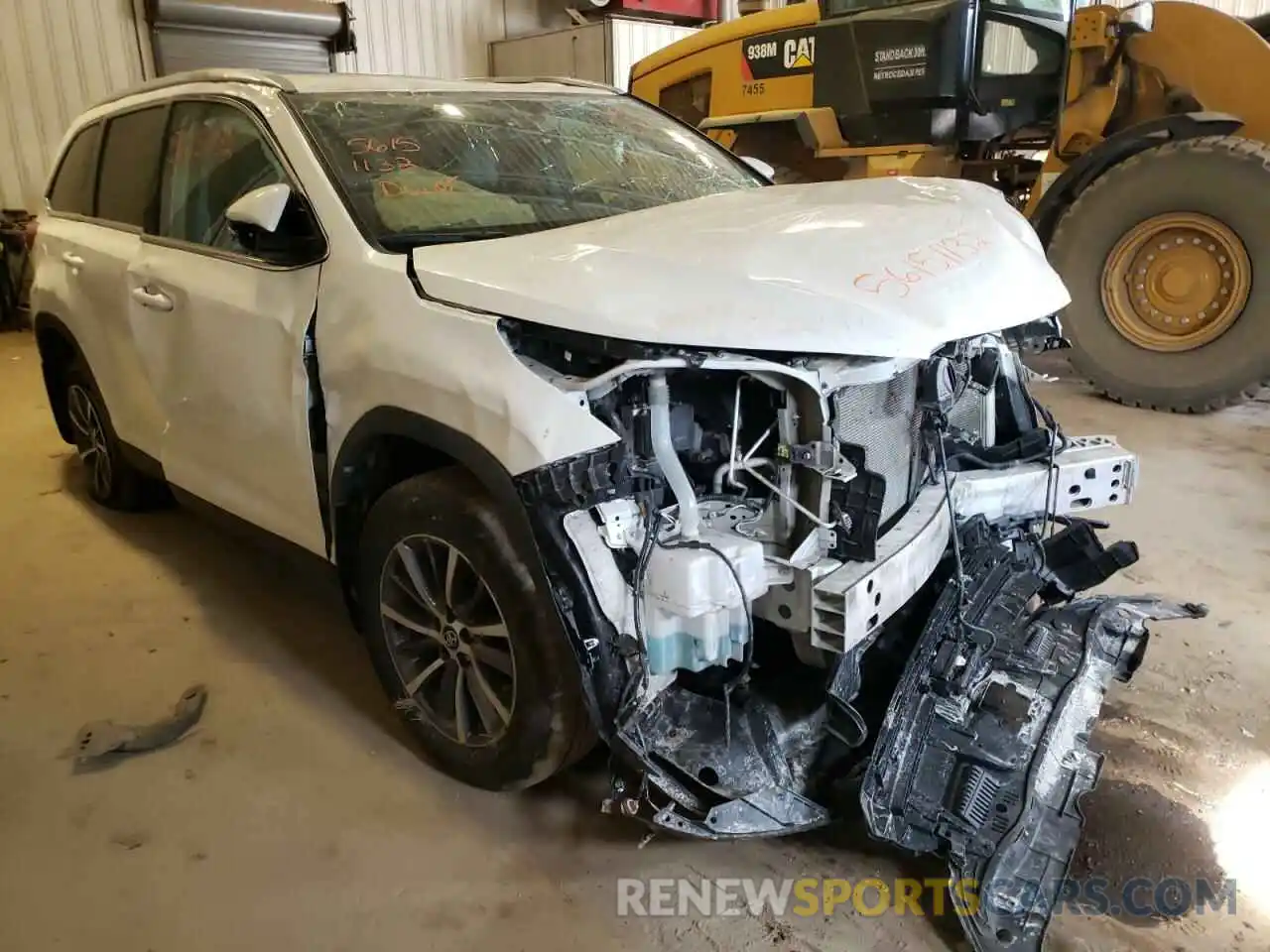 1 Photograph of a damaged car 5TDJZRFH4KS598623 TOYOTA HIGHLANDER 2019