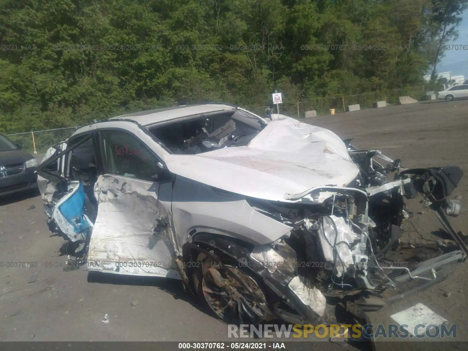 1 Photograph of a damaged car 5TDJZRFH4KS599335 TOYOTA HIGHLANDER 2019