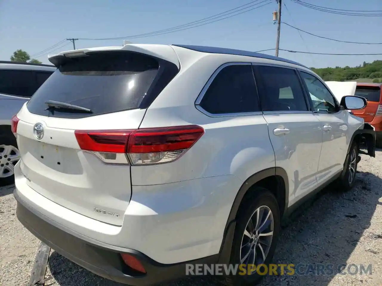 4 Photograph of a damaged car 5TDJZRFH4KS604713 TOYOTA HIGHLANDER 2019