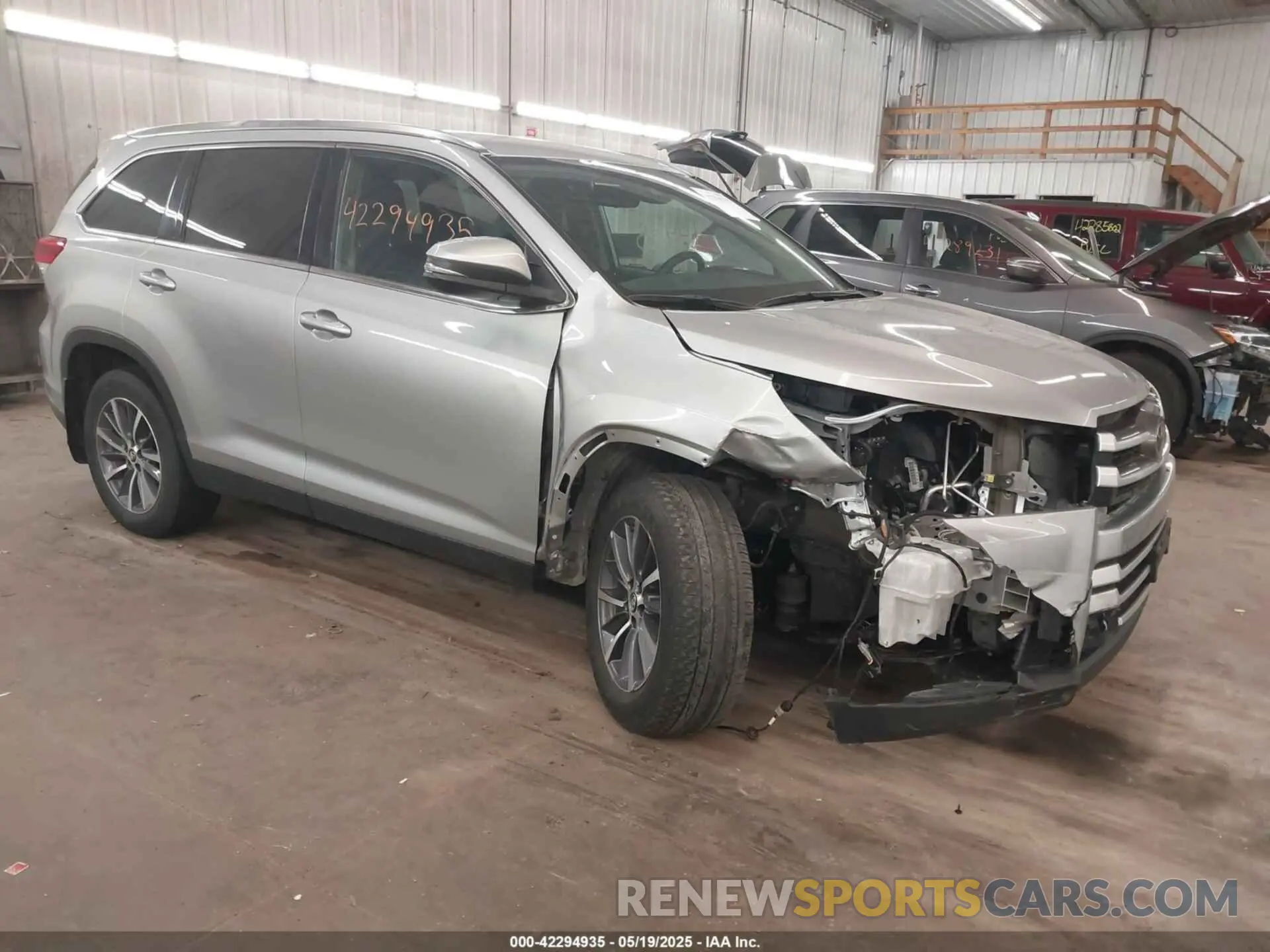1 Photograph of a damaged car 5TDJZRFH4KS612004 TOYOTA HIGHLANDER 2019