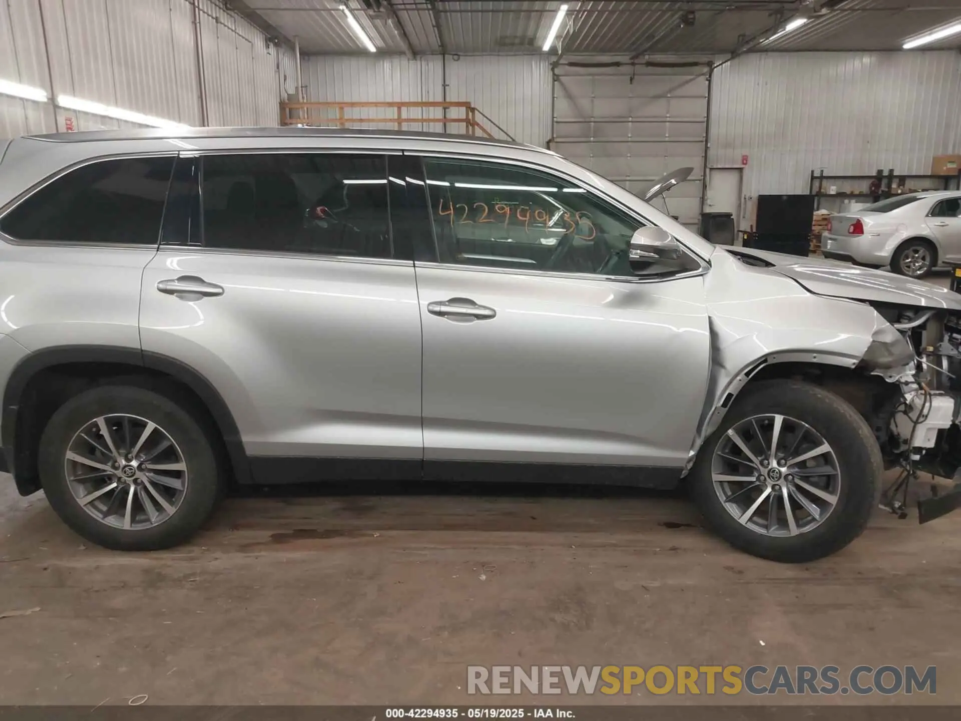 14 Photograph of a damaged car 5TDJZRFH4KS612004 TOYOTA HIGHLANDER 2019
