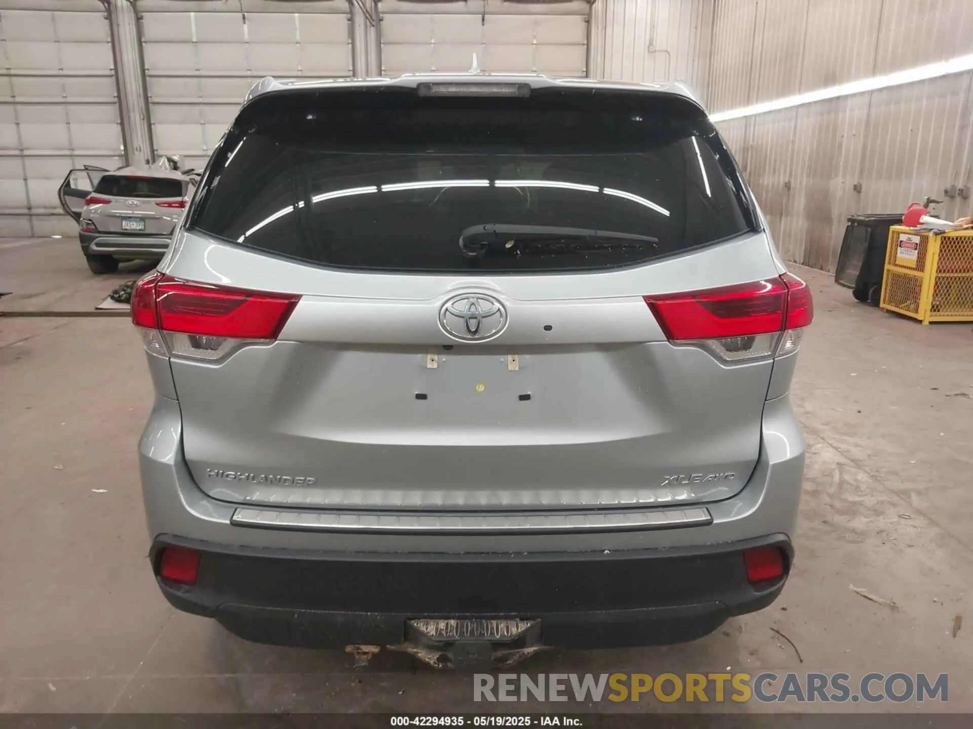 17 Photograph of a damaged car 5TDJZRFH4KS612004 TOYOTA HIGHLANDER 2019
