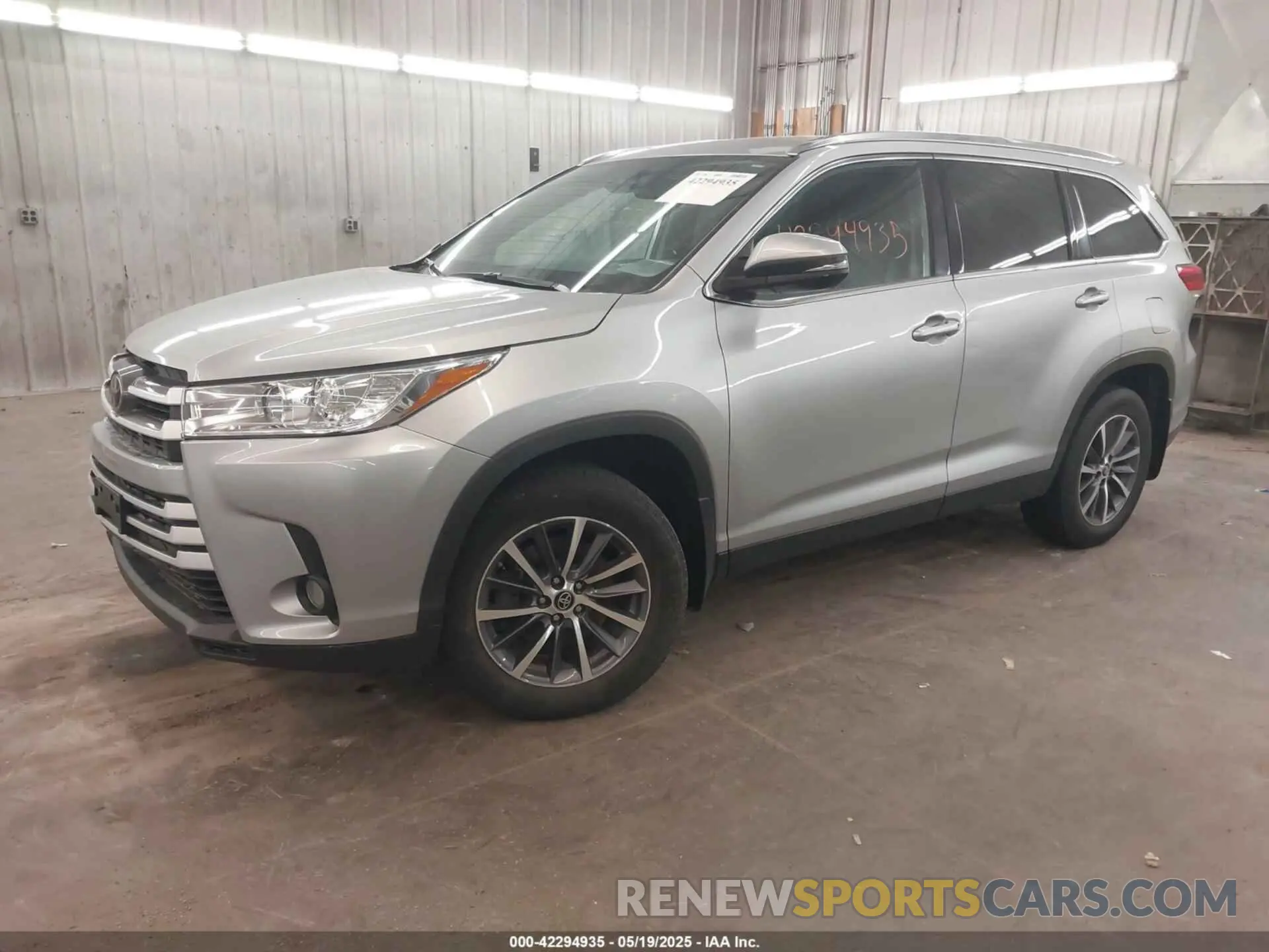 2 Photograph of a damaged car 5TDJZRFH4KS612004 TOYOTA HIGHLANDER 2019
