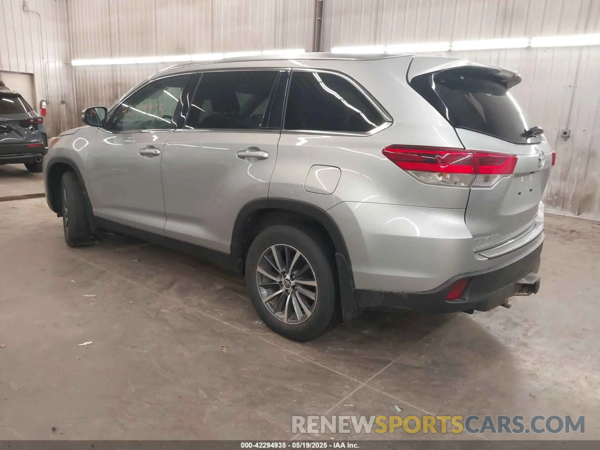 3 Photograph of a damaged car 5TDJZRFH4KS612004 TOYOTA HIGHLANDER 2019