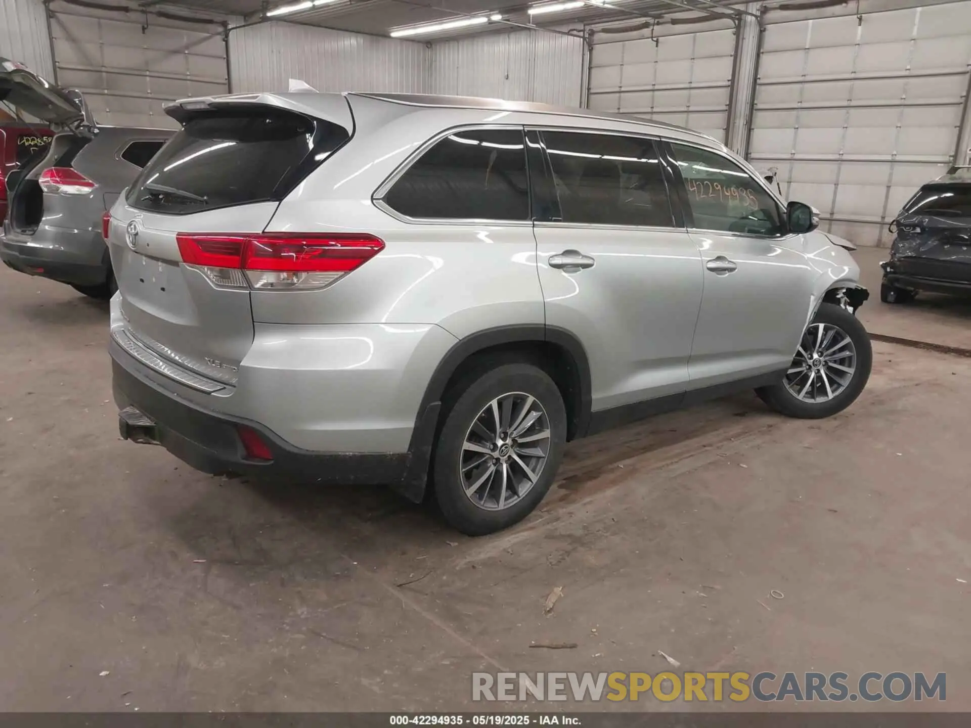 4 Photograph of a damaged car 5TDJZRFH4KS612004 TOYOTA HIGHLANDER 2019