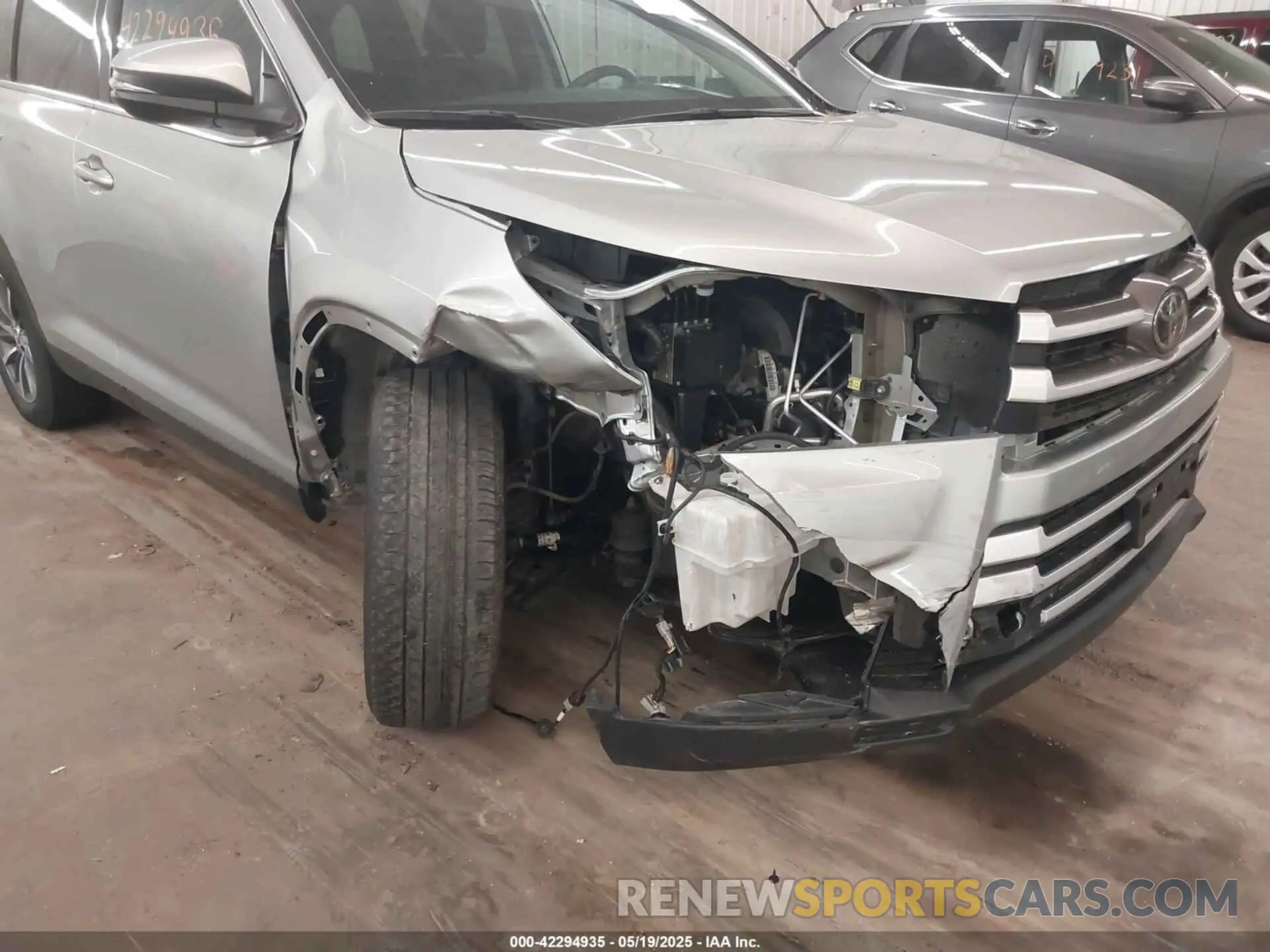6 Photograph of a damaged car 5TDJZRFH4KS612004 TOYOTA HIGHLANDER 2019