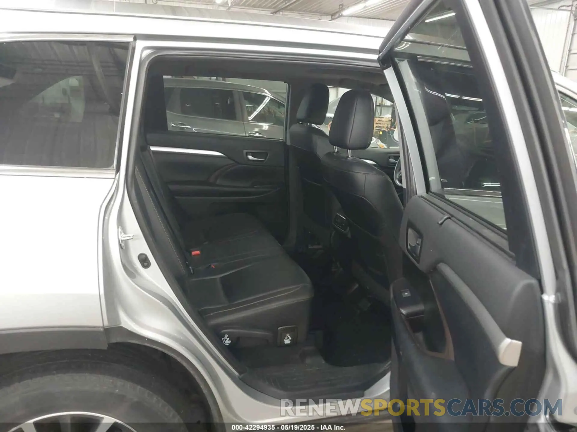 8 Photograph of a damaged car 5TDJZRFH4KS612004 TOYOTA HIGHLANDER 2019