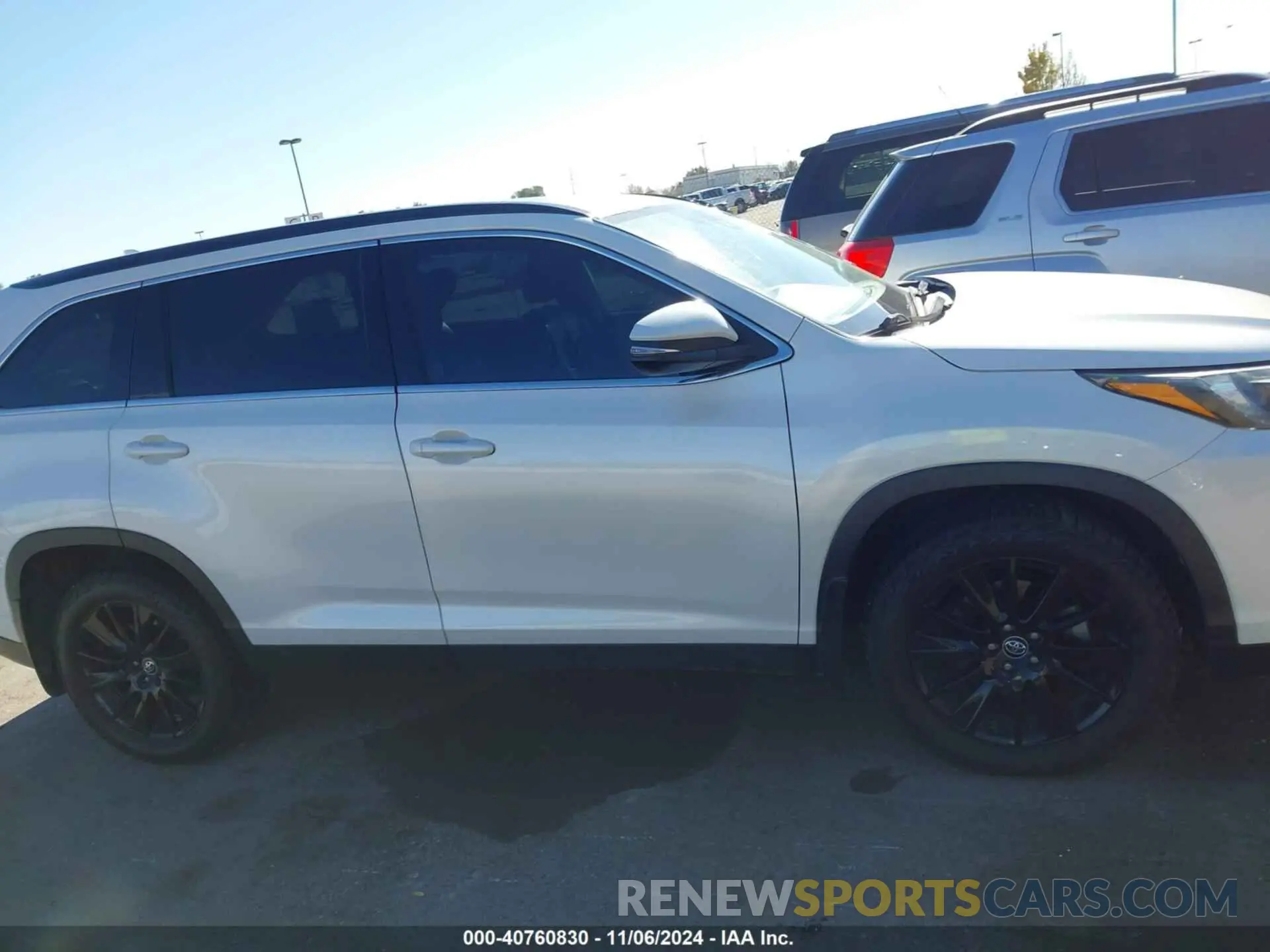 13 Photograph of a damaged car 5TDJZRFH4KS612570 TOYOTA HIGHLANDER 2019