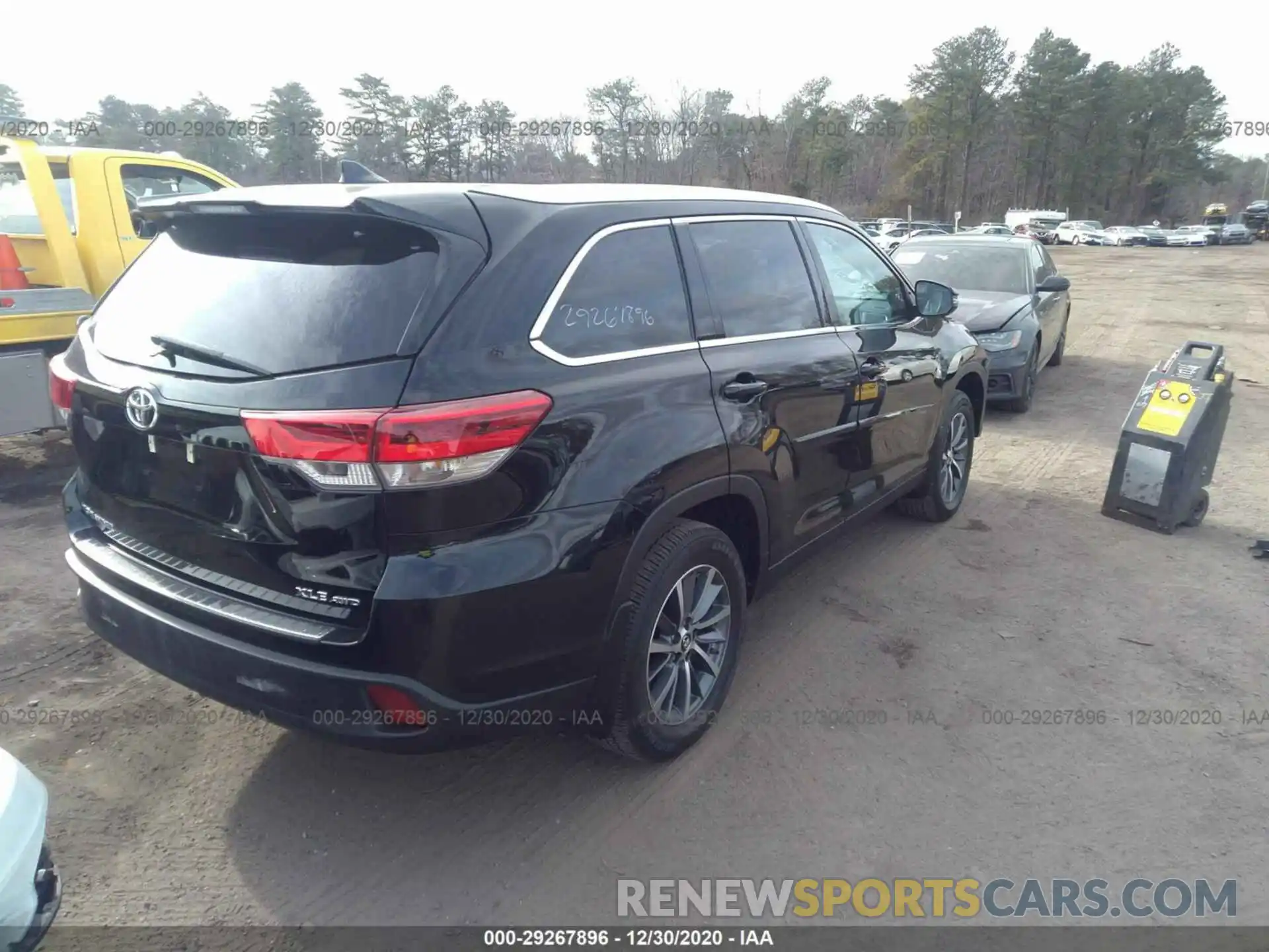 4 Photograph of a damaged car 5TDJZRFH4KS613086 TOYOTA HIGHLANDER 2019