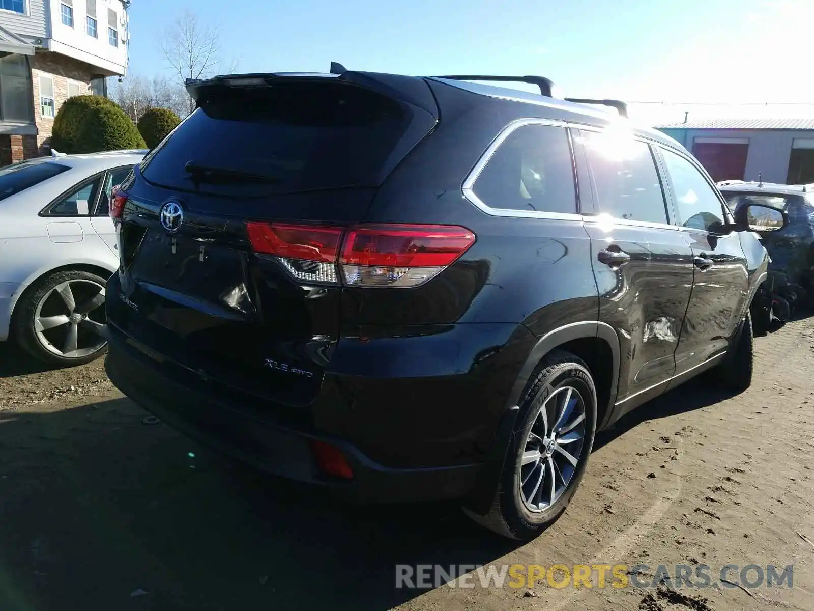 4 Photograph of a damaged car 5TDJZRFH4KS613217 TOYOTA HIGHLANDER 2019